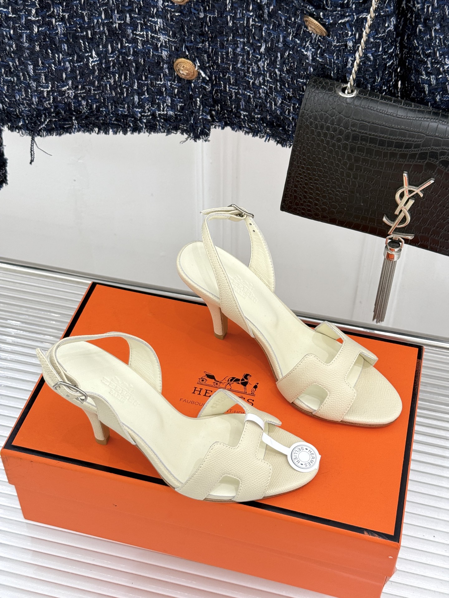 （原版飞机盒）Hermès/爱马仕经典H型细跟高跟凉鞋极简奢韵 勾勒优雅身姿标志性H型镂空鞋面凝练品牌经