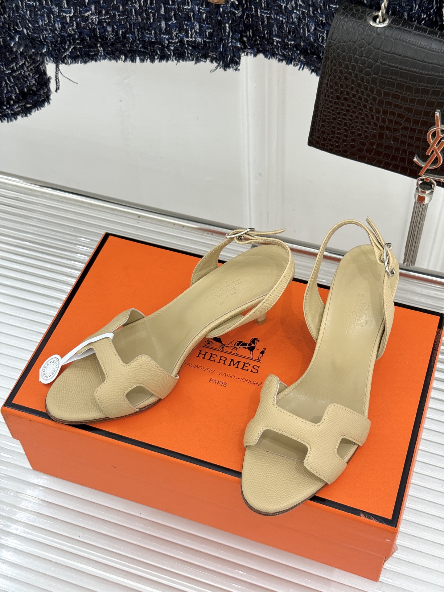 （原版飞机盒）Hermès/爱马仕经典H型细跟高跟凉鞋极简奢韵 勾勒优雅身姿标志性H型镂空鞋面凝练品牌经