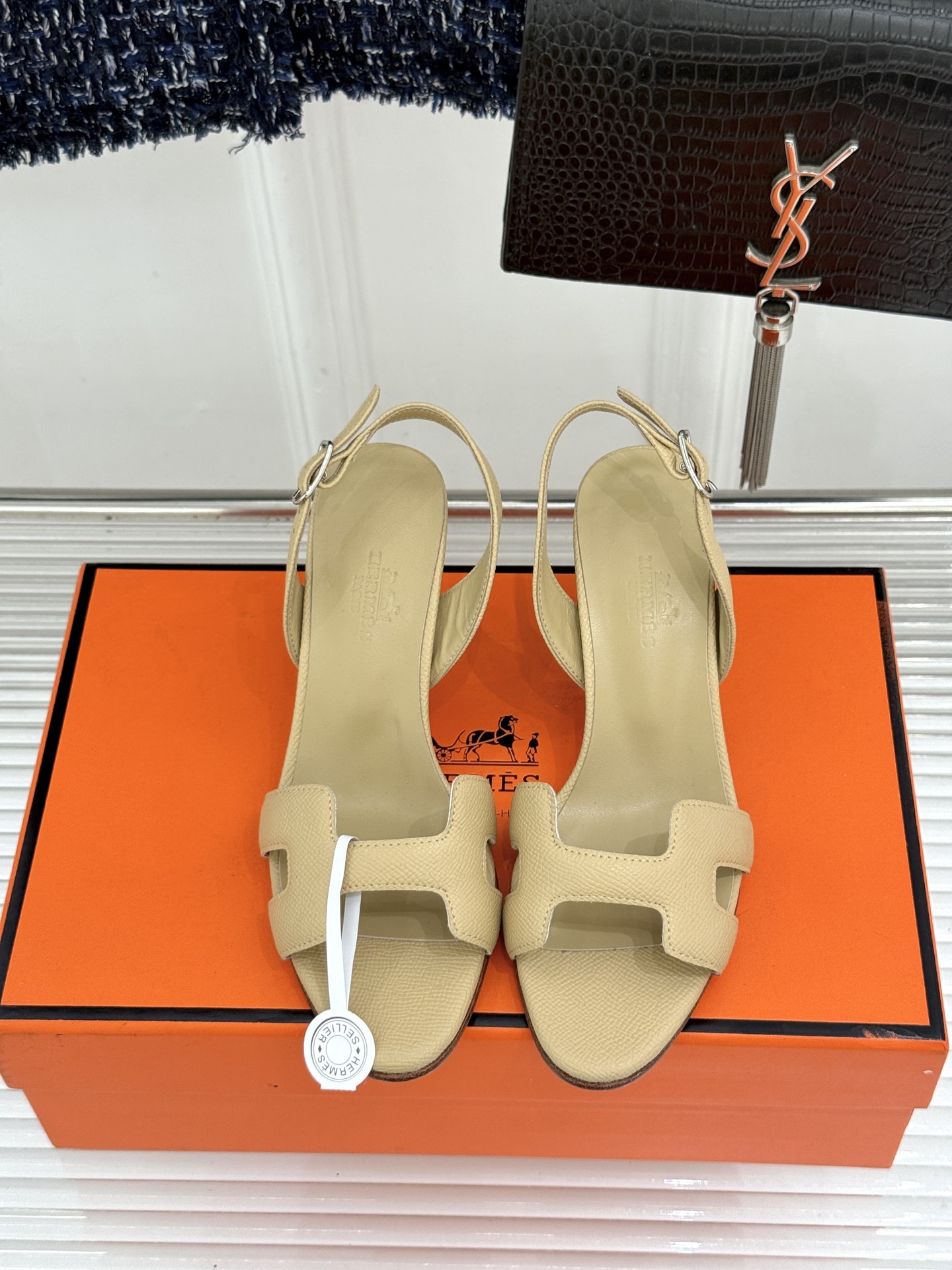 （原版飞机盒）Hermès/爱马仕经典H型细跟高跟凉鞋极简奢韵 勾勒优雅身姿标志性H型镂空鞋面凝练品牌经