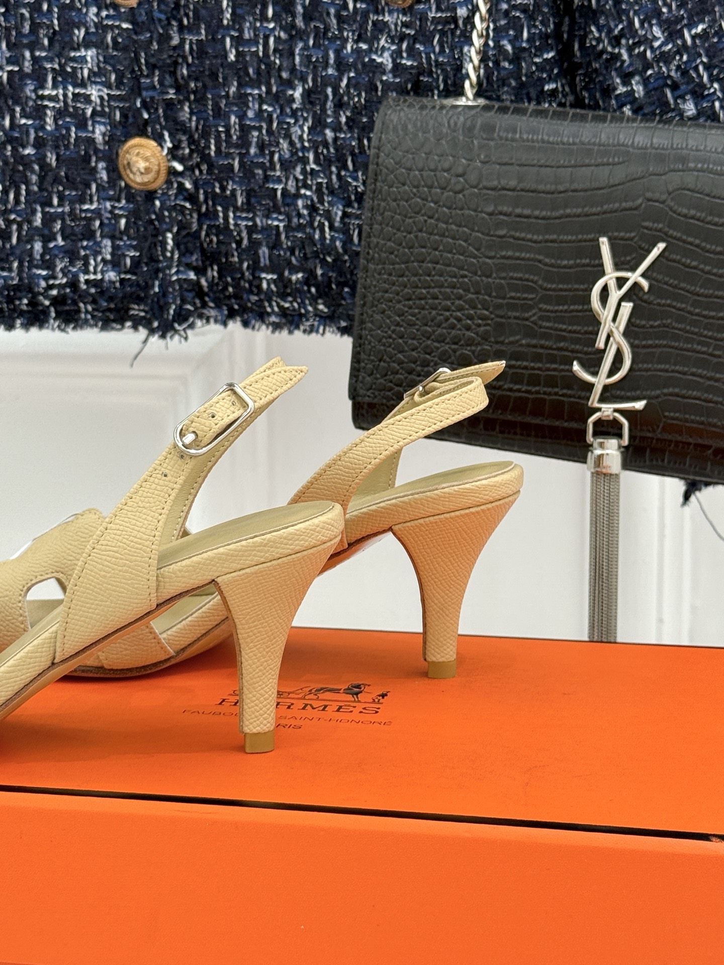 （原版飞机盒）Hermès/爱马仕经典H型细跟高跟凉鞋极简奢韵 勾勒优雅身姿标志性H型镂空鞋面凝练品牌经