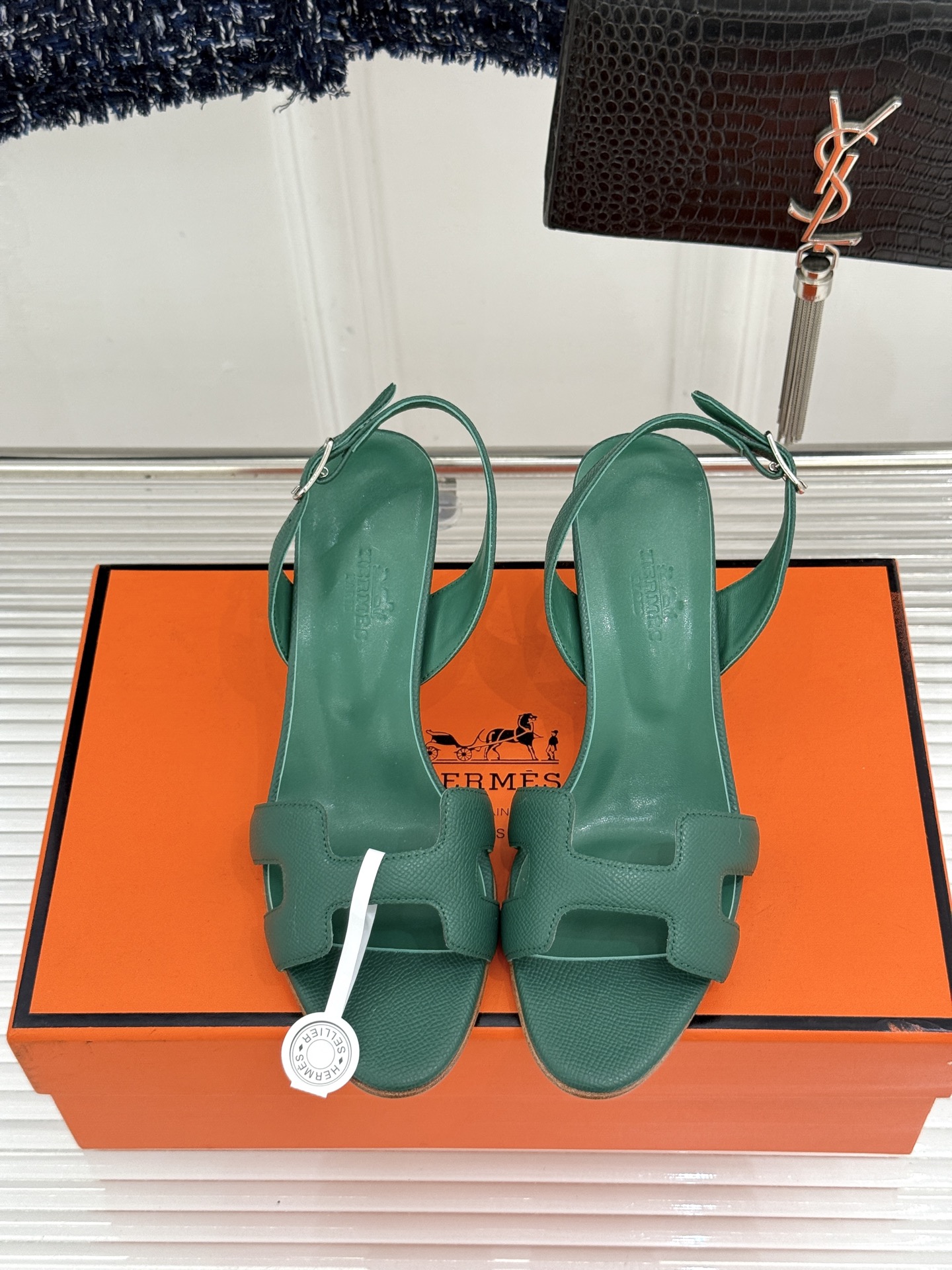 （原版飞机盒）Hermès/爱马仕经典H型细跟高跟凉鞋极简奢韵 勾勒优雅身姿标志性H型镂空鞋面凝练品牌经