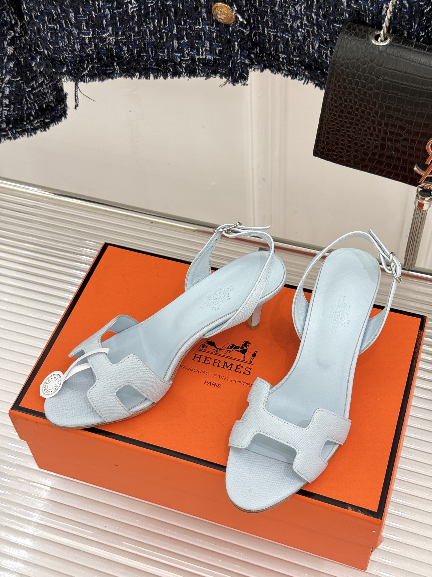 (原版飞机盒)Hermès/爱马仕经典H型细跟高跟凉鞋极简奢韵 勾勒优雅身姿标志性H型镂空鞋面凝练品牌经 (原版飞机盒)Hermès/爱马仕经典H型细跟高跟凉鞋极简奢韵 勾勒优雅身姿标志性H型镂空鞋面凝练品牌经