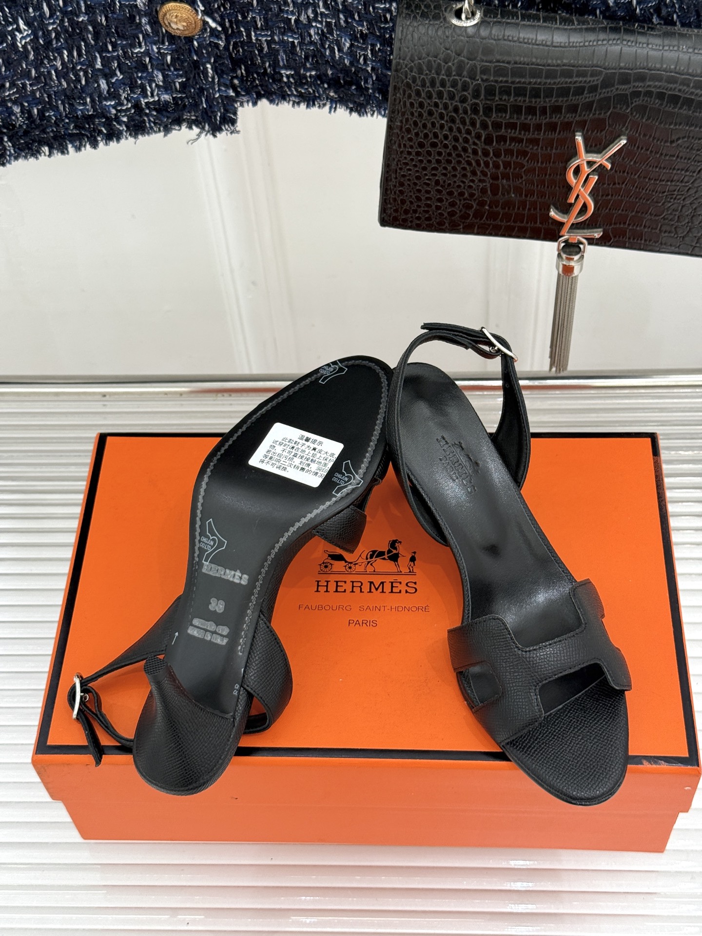 (原版飞机盒)Hermès/爱马仕经典H型细跟高跟凉鞋极简奢韵 勾勒优雅身姿标志性H型镂空鞋面凝练品牌经 (原版飞机盒)Hermès/爱马仕经典H型细跟高跟凉鞋极简奢韵 勾勒优雅身姿标志性H型镂空鞋面凝练品牌经