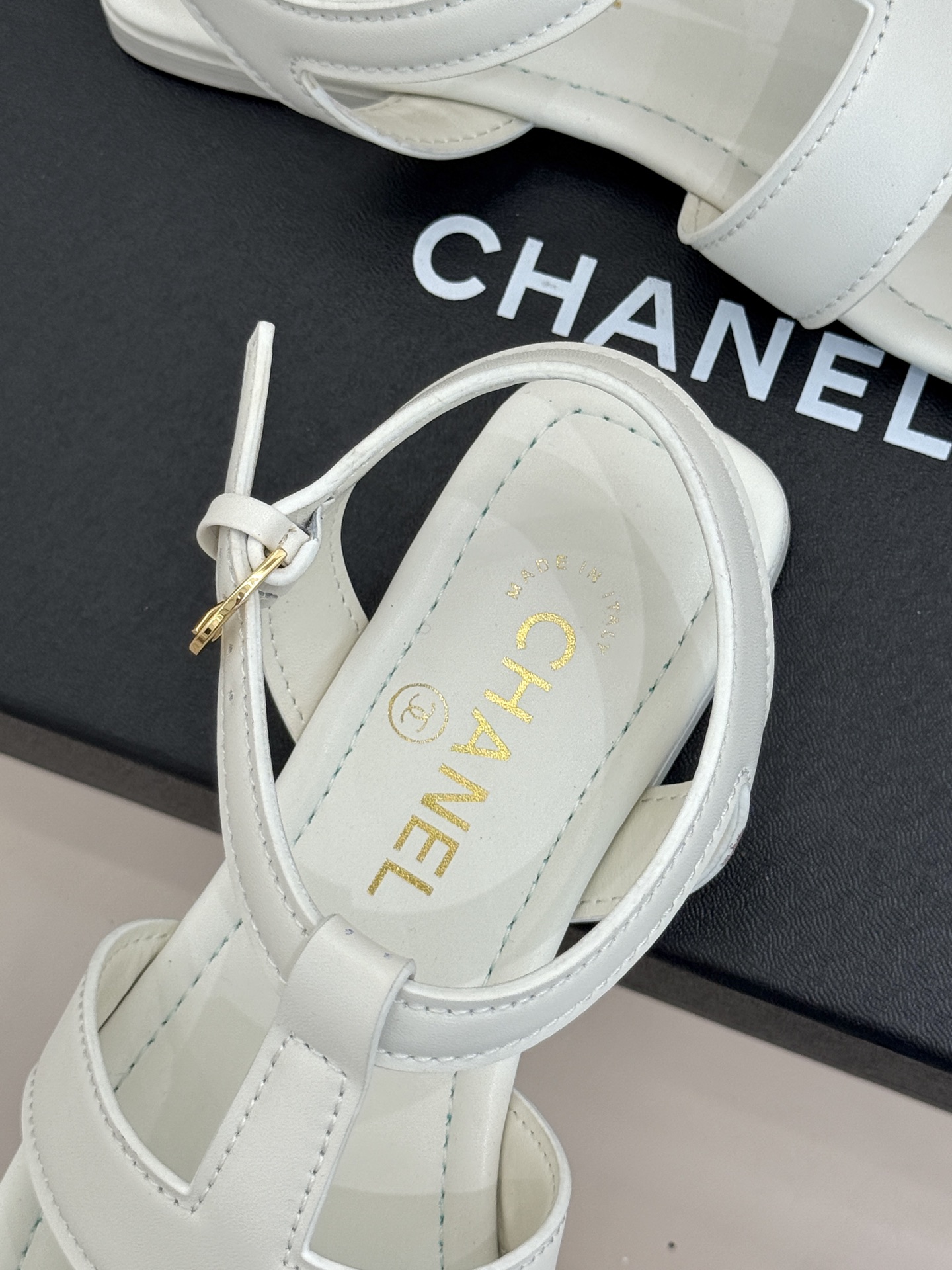 凉鞋CHANE*|小香26M新品双C镂空罗马平底凉鞋P金属双C闪耀鞋身中央镂空交错勾勒复古线条平底设计行 凉鞋CHANE*|小香26M新品双C镂空罗马平底凉鞋P金属双C闪耀鞋身中央镂空交错勾勒复古线条平底设计行