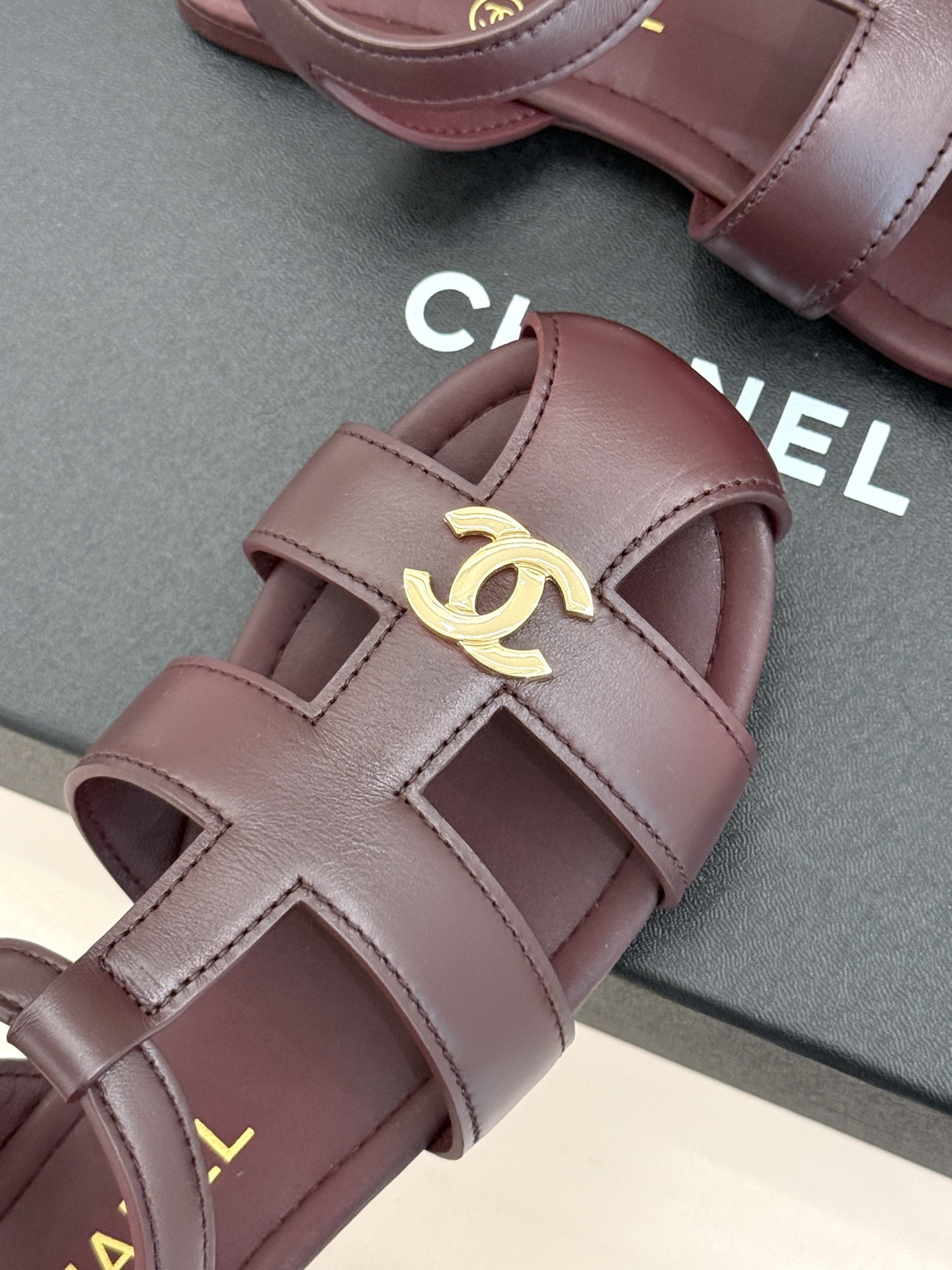 凉鞋CHANE*|小香26M新品双C镂空罗马平底凉鞋P金属双C闪耀鞋身中央镂空交错勾勒复古线条平底设计行 凉鞋CHANE*|小香26M新品双C镂空罗马平底凉鞋P金属双C闪耀鞋身中央镂空交错勾勒复古线条平底设计行