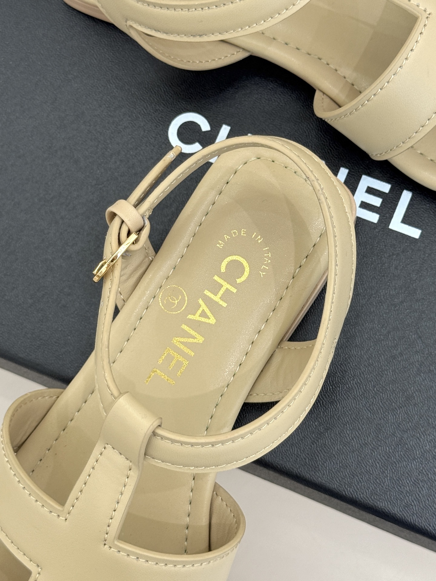 凉鞋CHANE*|小香26M新品双C镂空罗马平底凉鞋P金属双C闪耀鞋身中央镂空交错勾勒复古线条平底设计行 凉鞋CHANE*|小香26M新品双C镂空罗马平底凉鞋P金属双C闪耀鞋身中央镂空交错勾勒复古线条平底设计行