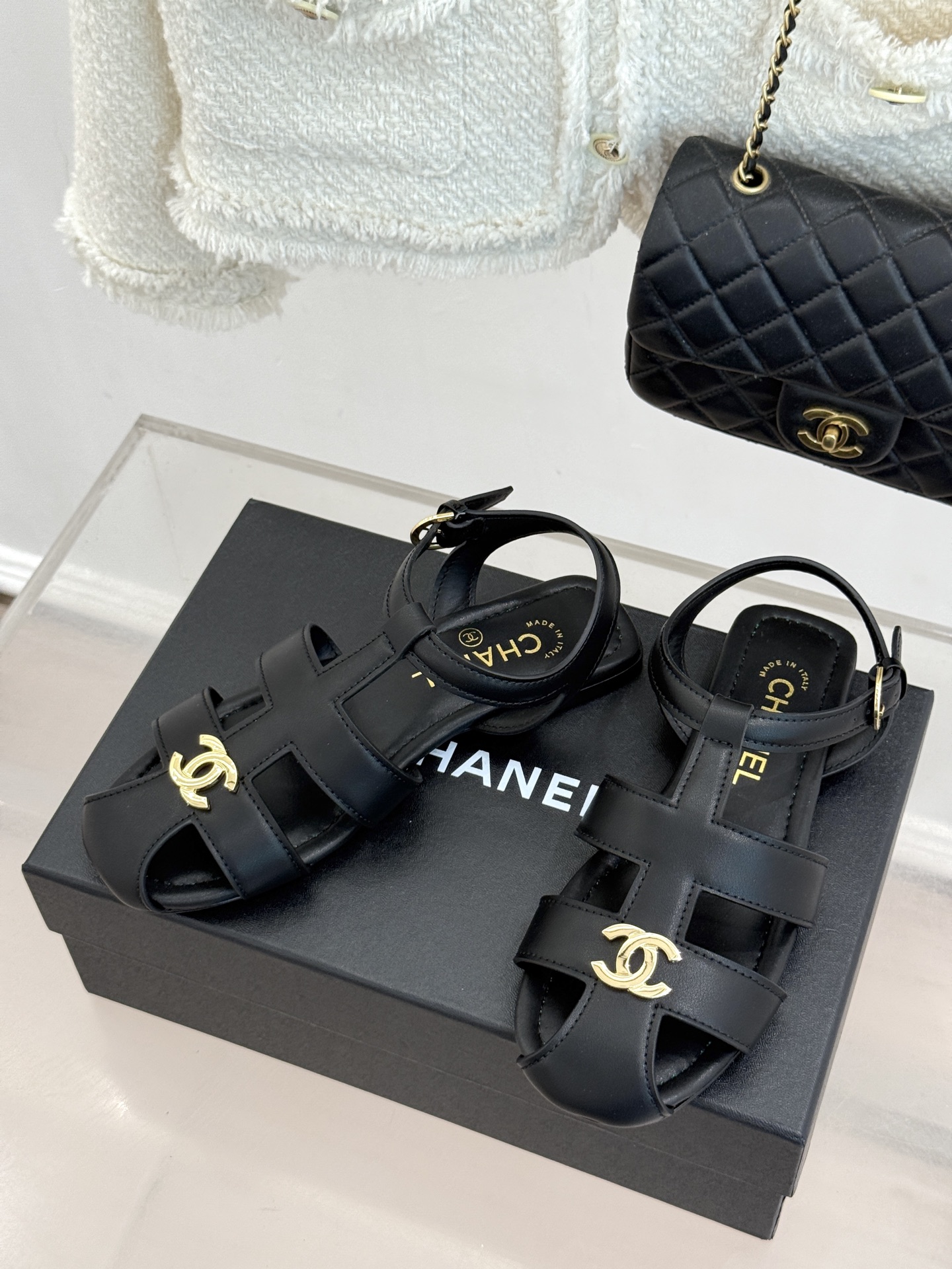 凉鞋CHANE*|小香26M新品双C镂空罗马平底凉鞋P金属双C闪耀鞋身中央镂空交错勾勒复古线条平底设计行 凉鞋CHANE*|小香26M新品双C镂空罗马平底凉鞋P金属双C闪耀鞋身中央镂空交错勾勒复古线条平底设计行