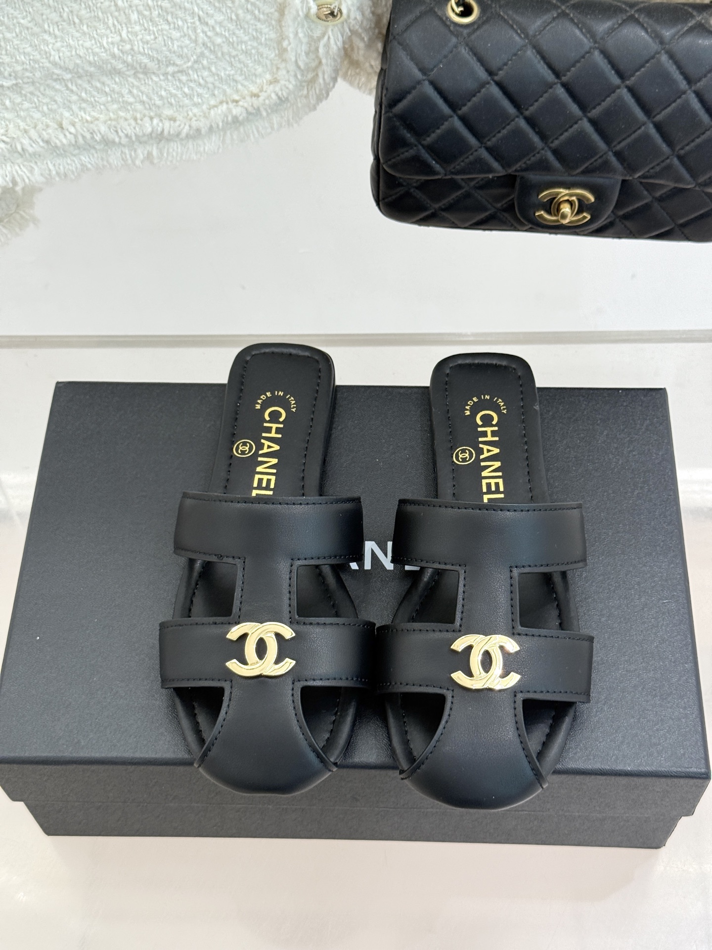 CHANE*|小香26M新品双C镂空罗马平底凉鞋金属双C闪耀鞋身中央镂空交错勾勒复古线条平底设计行走轻盈 CHANE*|小香26M新品双C镂空罗马平底凉鞋金属双C闪耀鞋身中央镂空交错勾勒复古线条平底设计行走轻盈