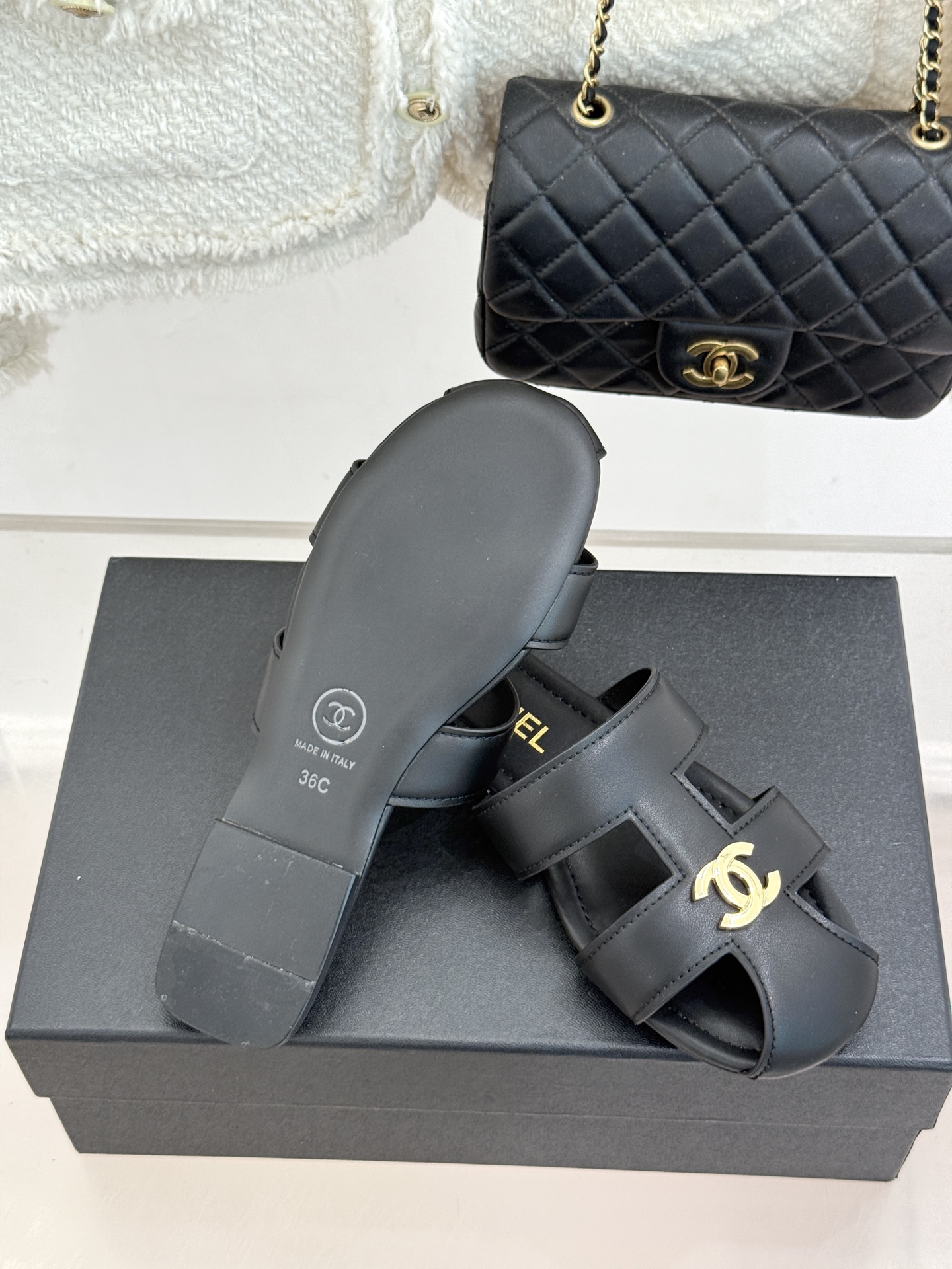 CHANE*|小香26M新品双C镂空罗马平底凉鞋金属双C闪耀鞋身中央镂空交错勾勒复古线条平底设计行走轻盈 CHANE*|小香26M新品双C镂空罗马平底凉鞋金属双C闪耀鞋身中央镂空交错勾勒复古线条平底设计行走轻盈
