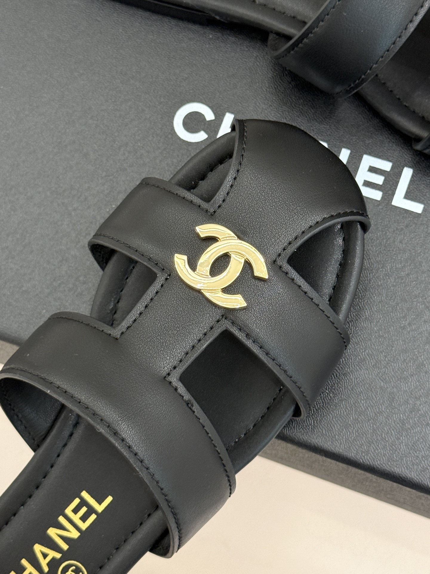 CHANE*|小香26M新品双C镂空罗马平底凉鞋金属双C闪耀鞋身中央镂空交错勾勒复古线条平底设计行走轻盈 CHANE*|小香26M新品双C镂空罗马平底凉鞋金属双C闪耀鞋身中央镂空交错勾勒复古线条平底设计行走轻盈