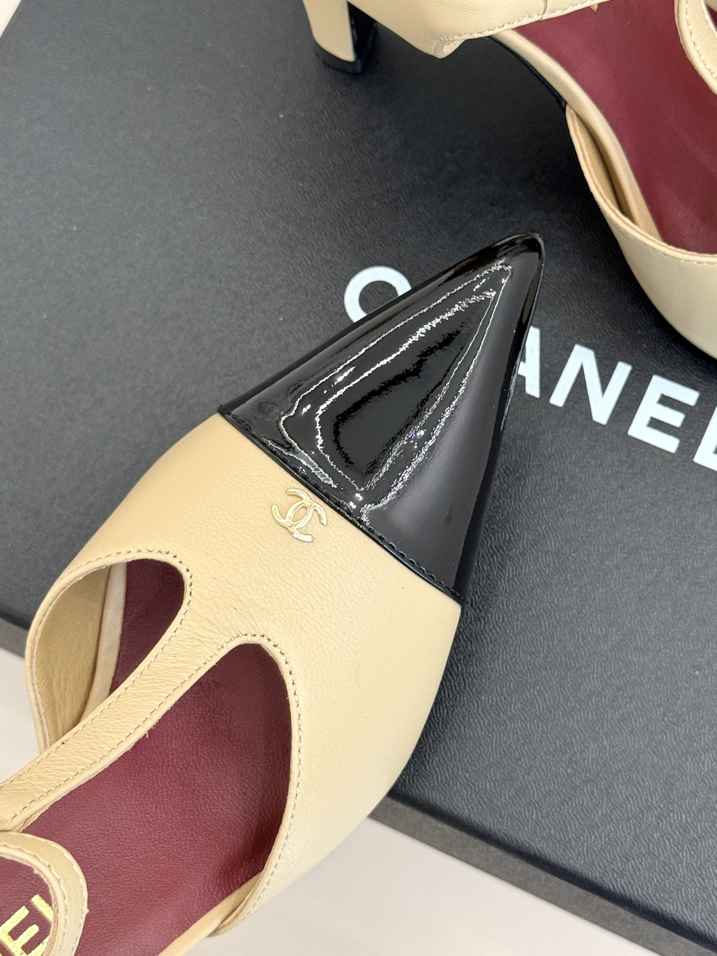 CHANE*｜小香26A新品双C拼色尖头高跟凉鞋26A早秋王炸新品登场金属小双C闪得超精致撞色拼接层次感