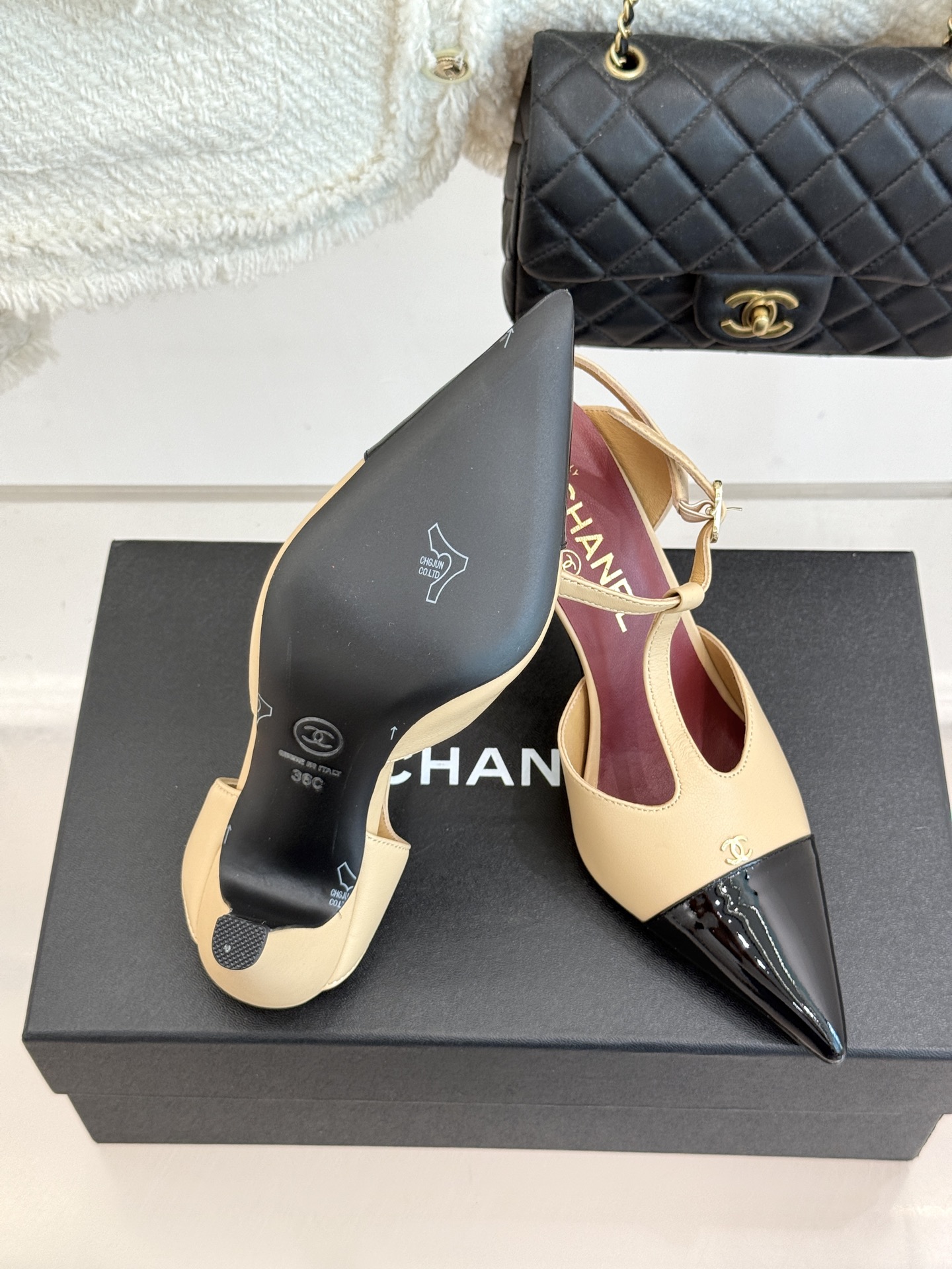 CHANE*｜小香26A新品双C拼色尖头高跟凉鞋26A早秋王炸新品登场金属小双C闪得超精致撞色拼接层次感
