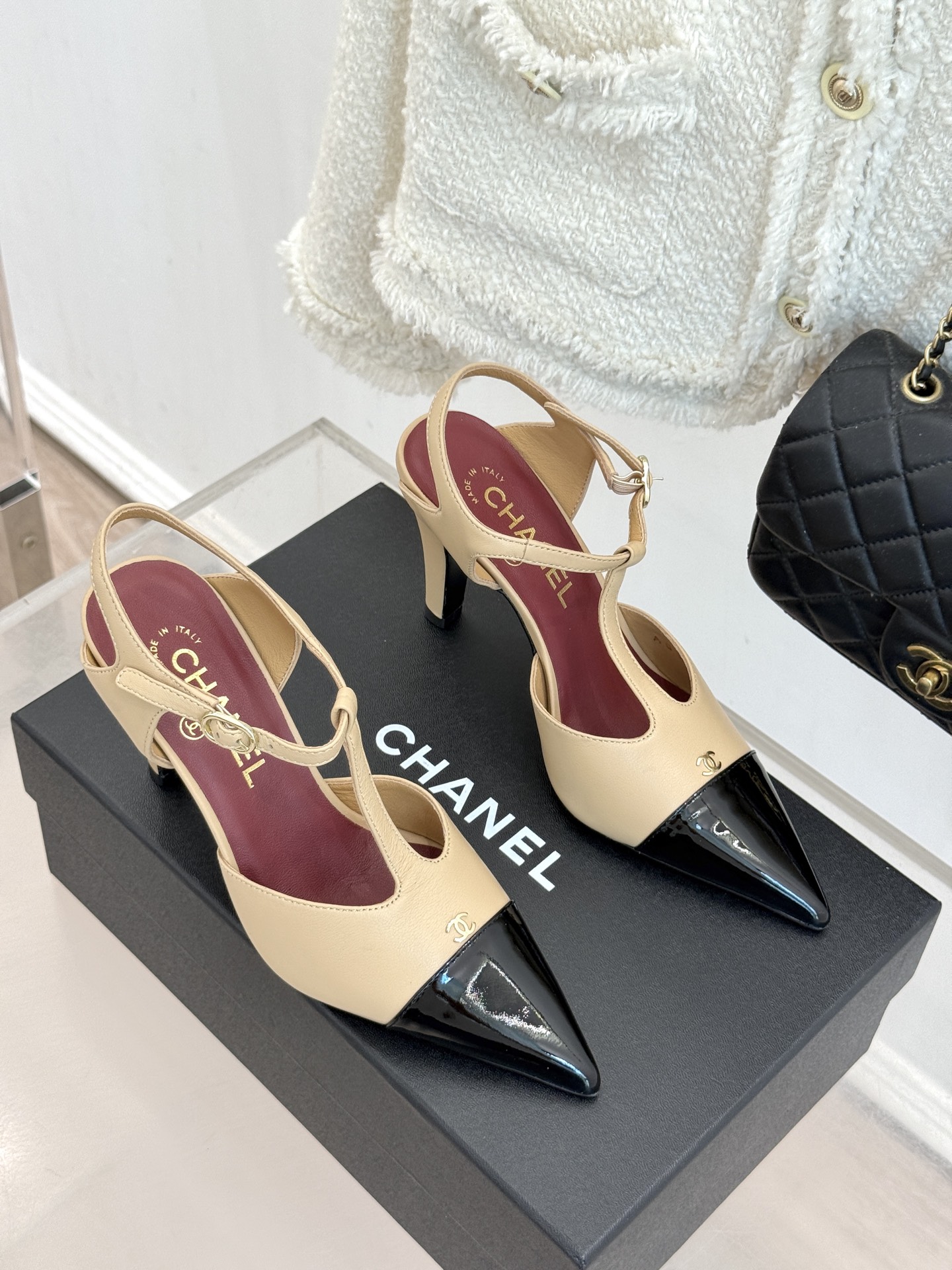 CHANE*｜小香26A新品双C拼色尖头高跟凉鞋26A早秋王炸新品登场金属小双C闪得超精致撞色拼接层次感