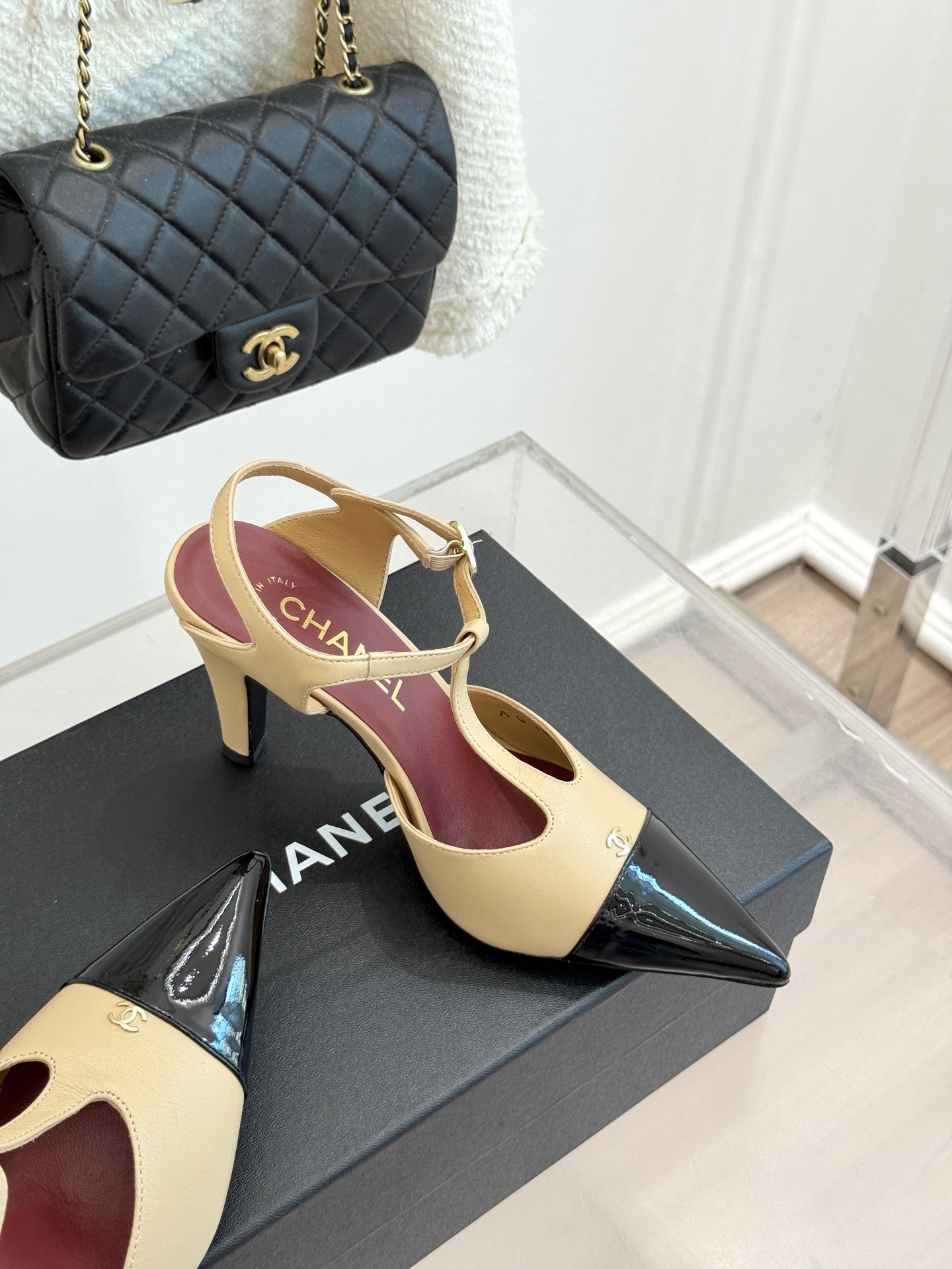 CHANE*｜小香26A新品双C拼色尖头高跟凉鞋26A早秋王炸新品登场金属小双C闪得超精致撞色拼接层次感