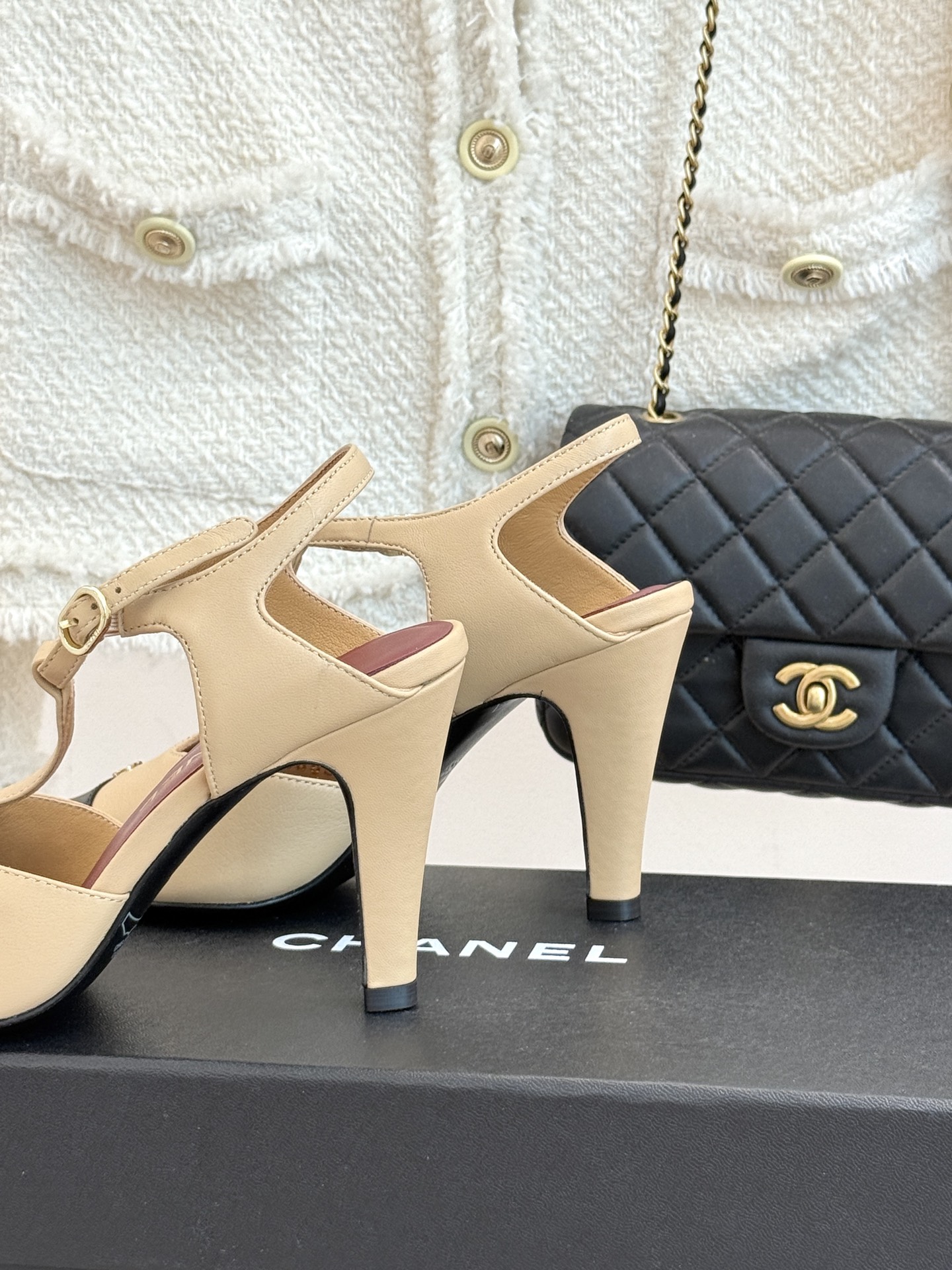 CHANE*｜小香26A新品双C拼色尖头高跟凉鞋26A早秋王炸新品登场金属小双C闪得超精致撞色拼接层次感