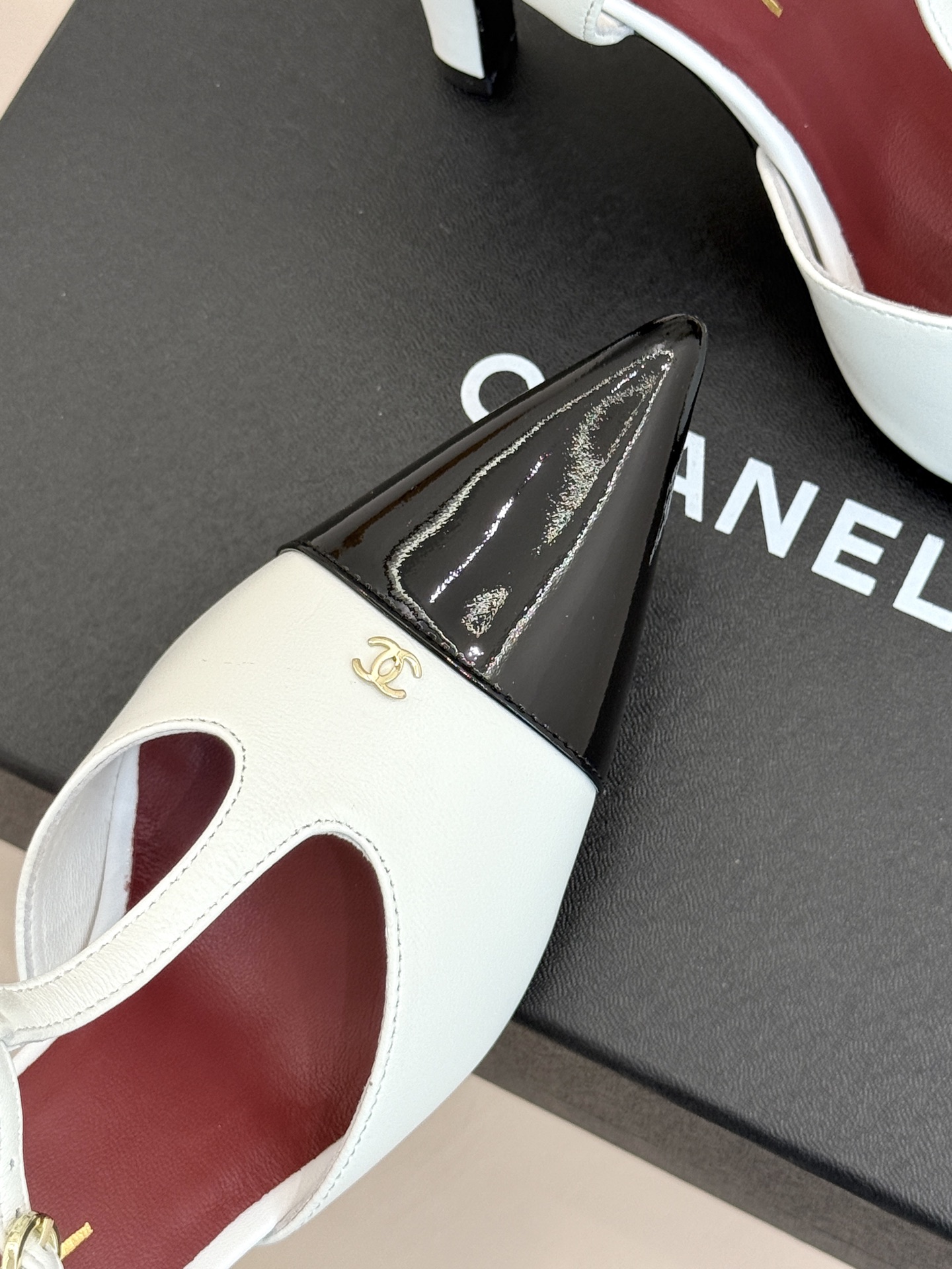 CHANE*|小香26A新品双C拼色尖头高跟凉鞋26A早秋王炸新品登场金属小双C闪得超精致撞色拼接层次感 CHANE*|小香26A新品双C拼色尖头高跟凉鞋26A早秋王炸新品登场金属小双C闪得超精致撞色拼接层次感