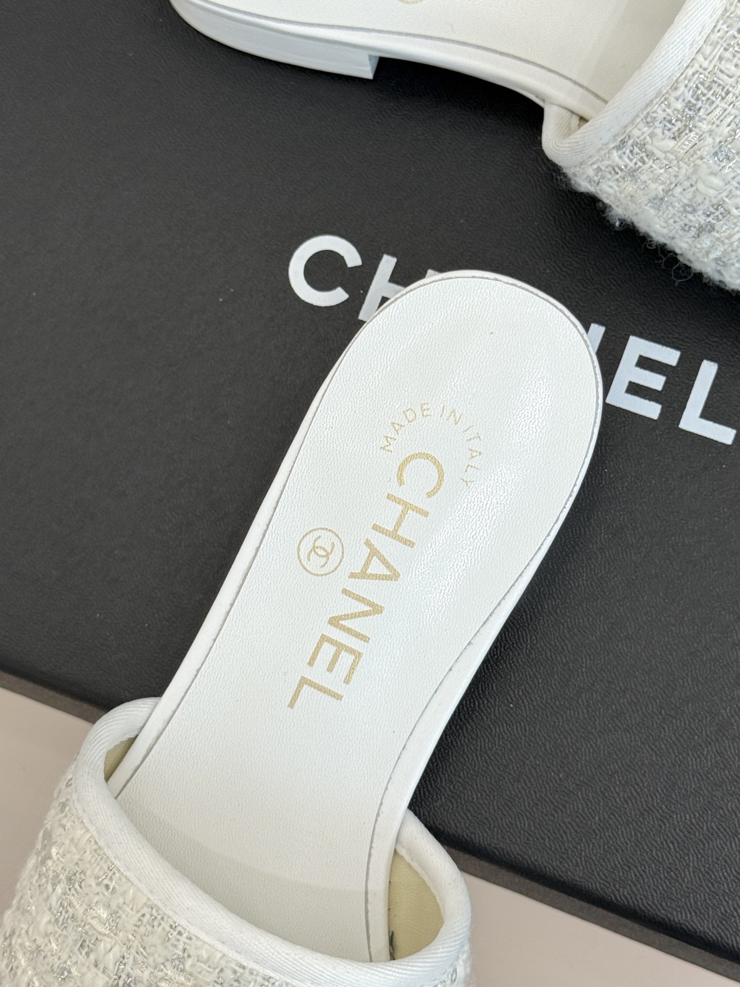 CHANE*｜小香经典网纱山茶花平底拖鞋把春日浪漫踩在脚下半透网纱茶花缀在鞋头处经典双C藏进花瓣肌理小羊