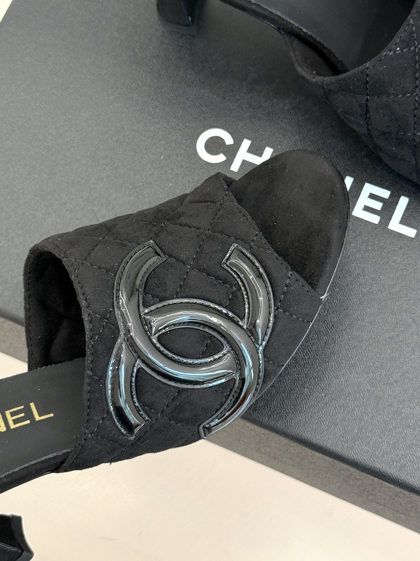 CHANE*|小香26A新品大双C菱格鱼嘴高跟拖鞋26A早秋王炸登场大双C菱格惊艳全场经典菱格纹铺满鞋面 CHANE*|小香26A新品大双C菱格鱼嘴高跟拖鞋26A早秋王炸登场大双C菱格惊艳全场经典菱格纹铺满鞋面