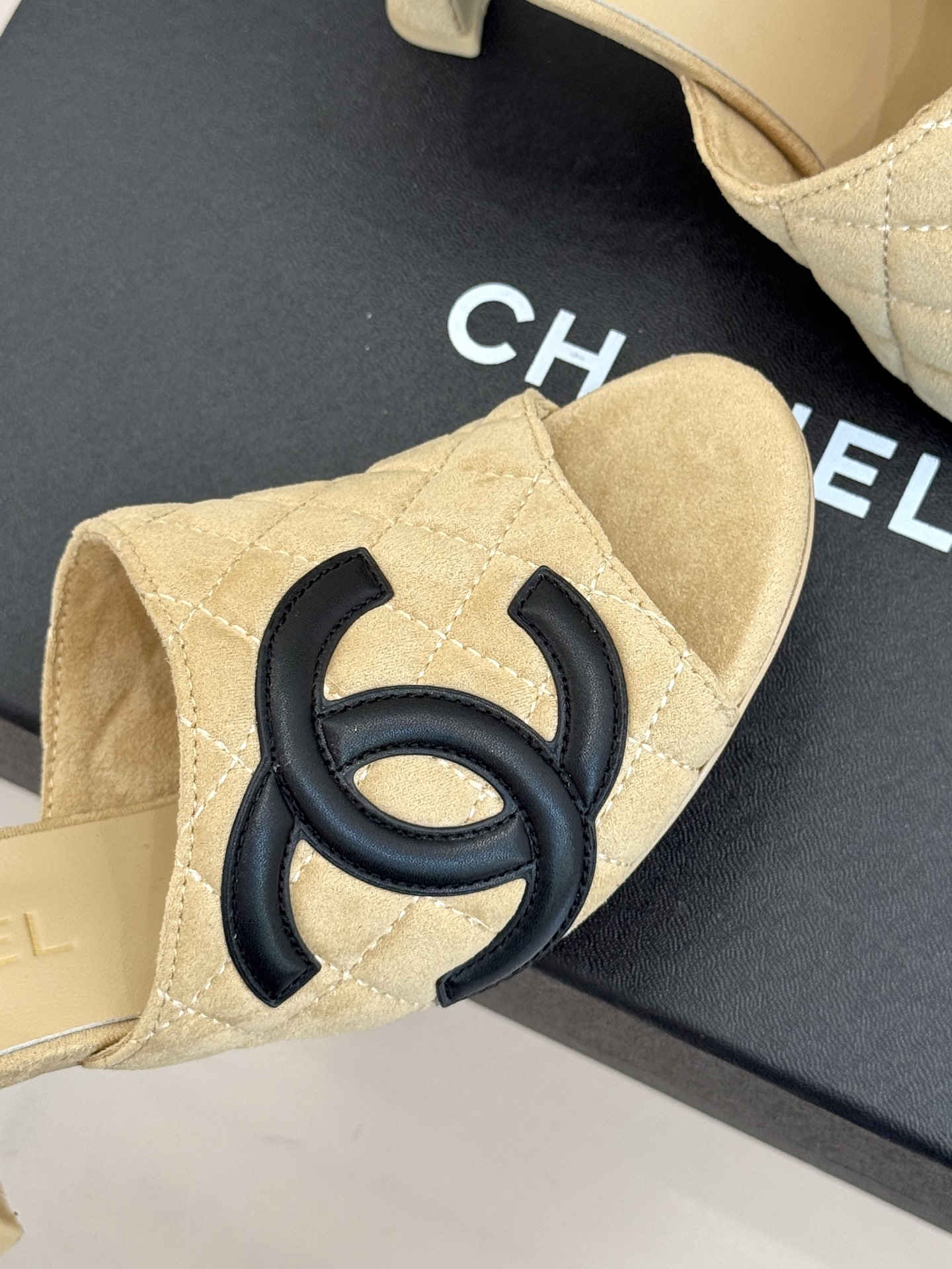 CHANE*|小香26A新品大双C菱格鱼嘴高跟拖鞋26A早秋王炸登场大双C菱格惊艳全场经典菱格纹铺满鞋面 CHANE*|小香26A新品大双C菱格鱼嘴高跟拖鞋26A早秋王炸登场大双C菱格惊艳全场经典菱格纹铺满鞋面