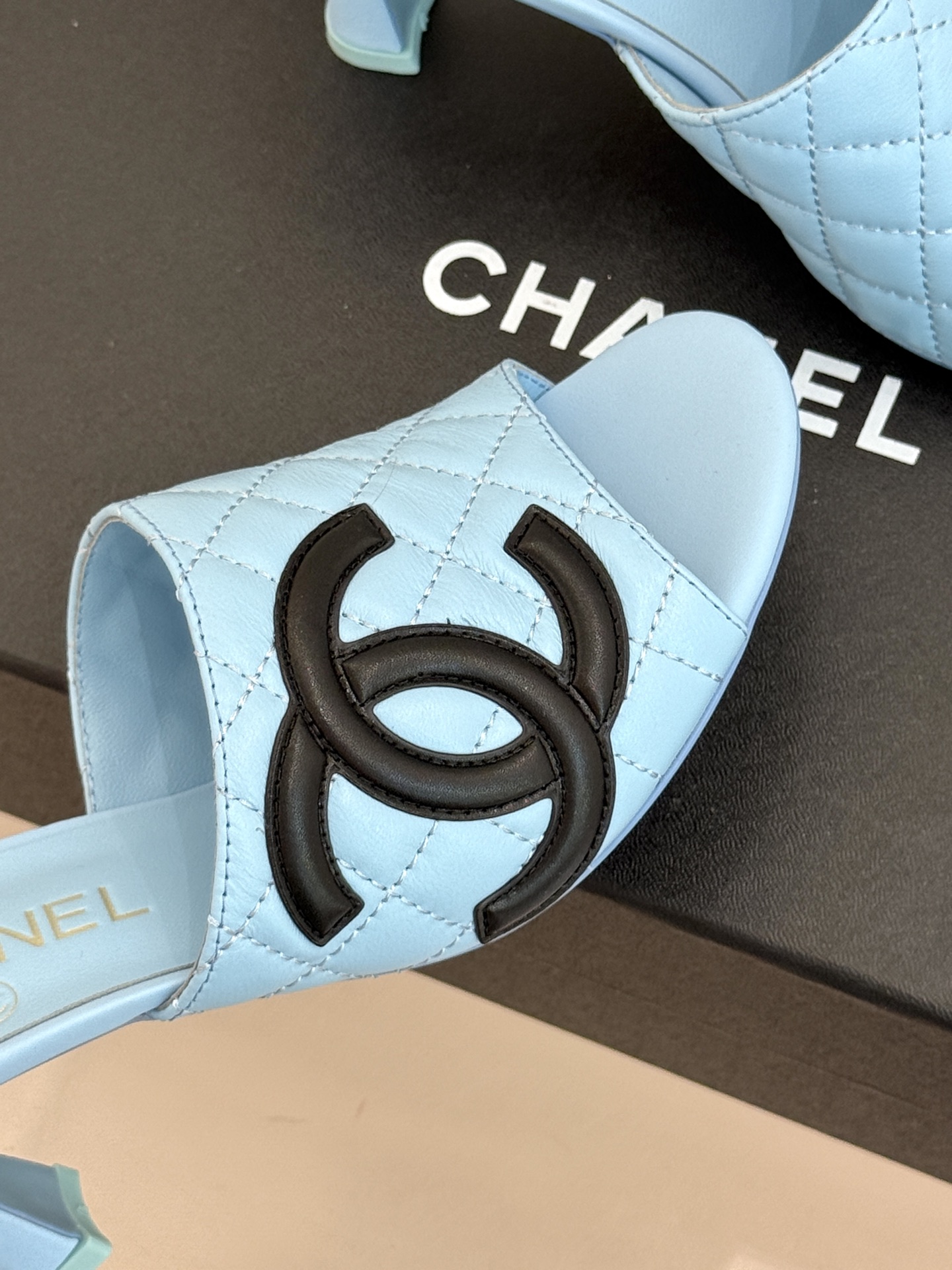 CHANE*｜小香26A新品大双C菱格鱼嘴高跟拖鞋26A早秋王炸登场大双C菱格惊艳全场经典菱格纹铺满鞋面