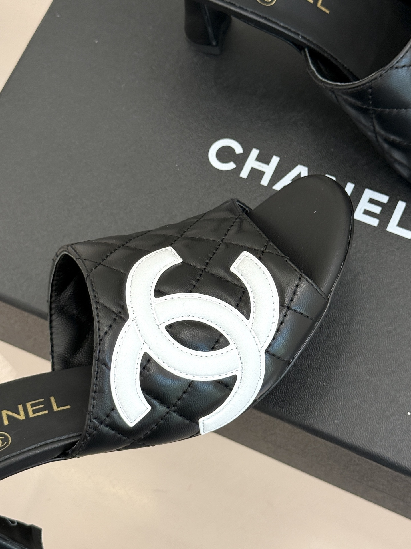 CHANE*|小香26A新品大双C菱格鱼嘴高跟拖鞋26A早秋王炸登场大双C菱格惊艳全场经典菱格纹铺满鞋面 CHANE*|小香26A新品大双C菱格鱼嘴高跟拖鞋26A早秋王炸登场大双C菱格惊艳全场经典菱格纹铺满鞋面