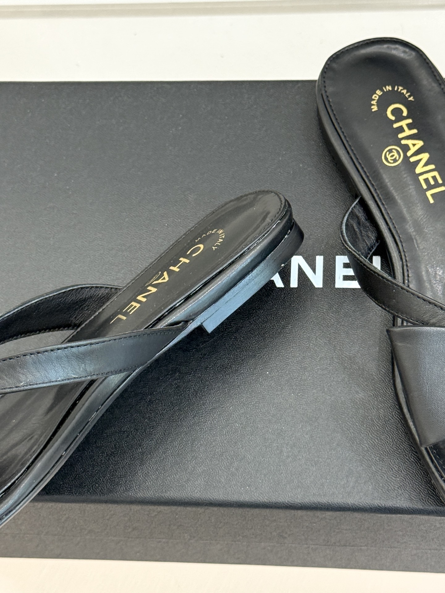 CHANE*|小香经典双C蝴蝶结夹脚平底人字拖鞋夏日的温柔贵气感皮面蝴蝶结轻落脚背双C金标藏着法式浪漫小 CHANE*|小香经典双C蝴蝶结夹脚平底人字拖鞋夏日的温柔贵气感皮面蝴蝶结轻落脚背双C金标藏着法式浪漫小