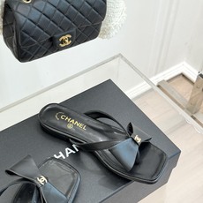 CHANE*|小香经典双C蝴蝶结夹脚平底人字拖鞋夏日的温柔贵气感皮面蝴蝶结轻落脚背双C金标藏着法式浪漫小 CHANE*|小香经典双C蝴蝶结夹脚平底人字拖鞋夏日的温柔贵气感皮面蝴蝶结轻落脚背双C金标藏着法式浪漫小