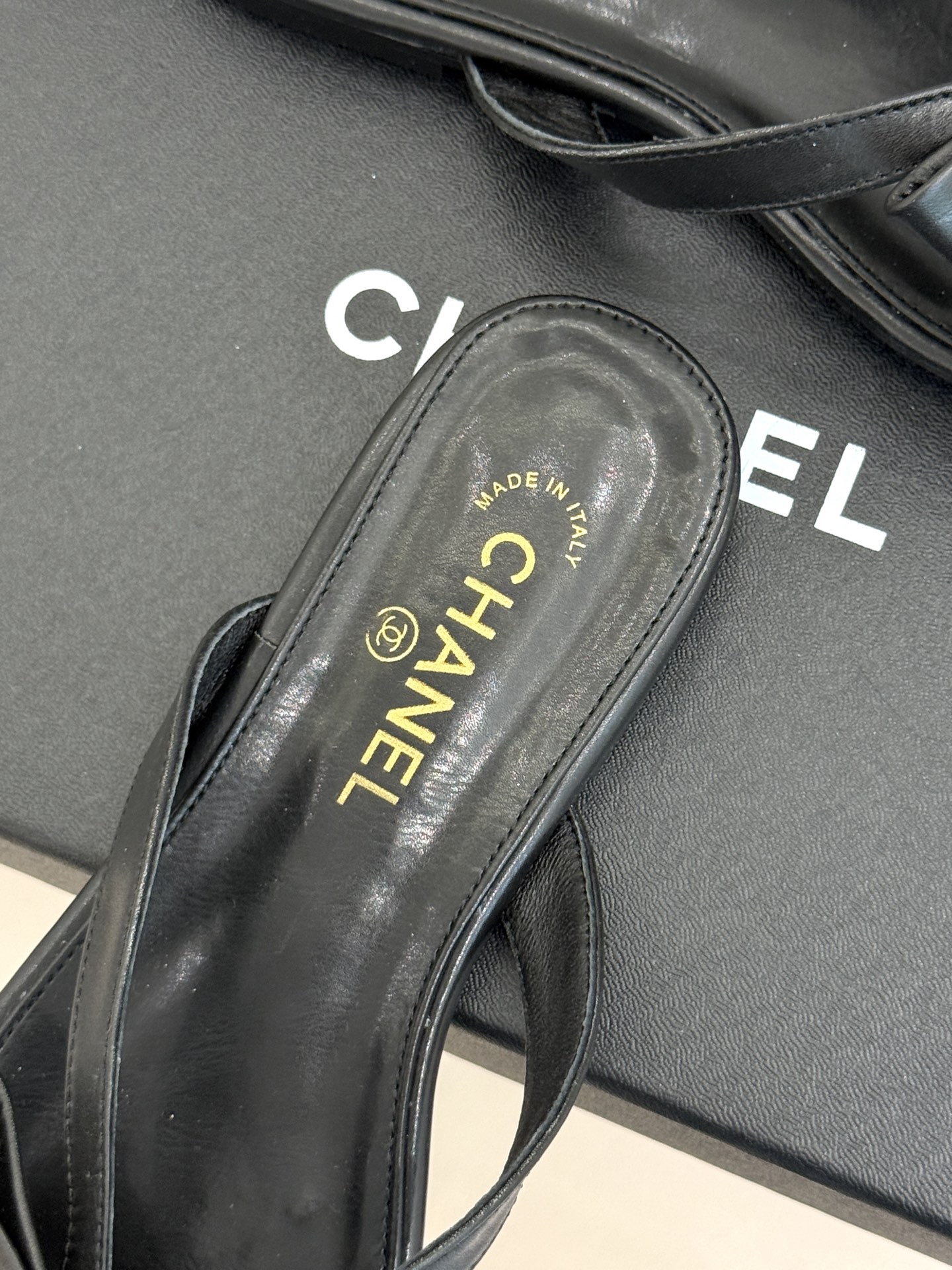 CHANE*|小香经典双C蝴蝶结夹脚平底人字拖鞋夏日的温柔贵气感皮面蝴蝶结轻落脚背双C金标藏着法式浪漫小 CHANE*|小香经典双C蝴蝶结夹脚平底人字拖鞋夏日的温柔贵气感皮面蝴蝶结轻落脚背双C金标藏着法式浪漫小