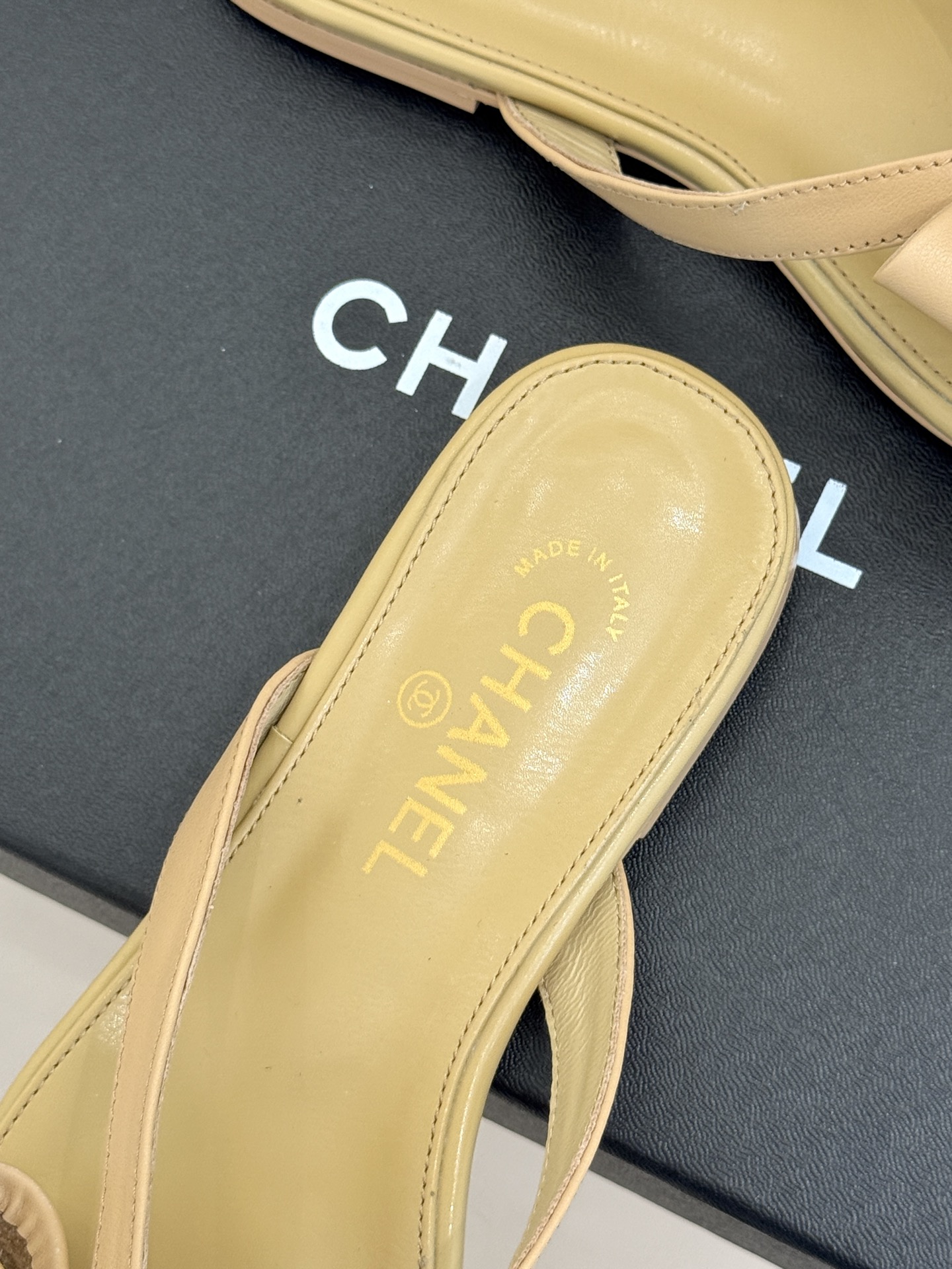 CHANE*|小香经典双C蝴蝶结夹脚平底人字拖鞋夏日的温柔贵气感皮面蝴蝶结轻落脚背双C金标藏着法式浪漫小 CHANE*|小香经典双C蝴蝶结夹脚平底人字拖鞋夏日的温柔贵气感皮面蝴蝶结轻落脚背双C金标藏着法式浪漫小