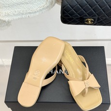 CHANE*|小香经典双C蝴蝶结夹脚平底人字拖鞋夏日的温柔贵气感皮面蝴蝶结轻落脚背双C金标藏着法式浪漫小 CHANE*|小香经典双C蝴蝶结夹脚平底人字拖鞋夏日的温柔贵气感皮面蝴蝶结轻落脚背双C金标藏着法式浪漫小
