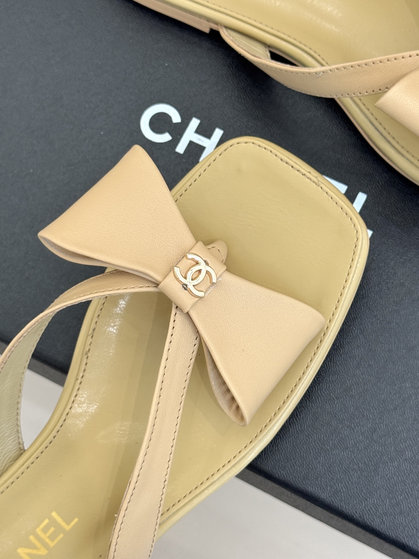 CHANE*|小香经典双C蝴蝶结夹脚平底人字拖鞋夏日的温柔贵气感皮面蝴蝶结轻落脚背双C金标藏着法式浪漫小 CHANE*|小香经典双C蝴蝶结夹脚平底人字拖鞋夏日的温柔贵气感皮面蝴蝶结轻落脚背双C金标藏着法式浪漫小