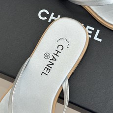 CHANE*|小香经典双C夹脚平底人字拖鞋夏日的温柔贵气感皮面蝴蝶结轻落脚背双C金标藏着法式浪漫小羊皮贴 CHANE*|小香经典双C夹脚平底人字拖鞋夏日的温柔贵气感皮面蝴蝶结轻落脚背双C金标藏着法式浪漫小羊皮贴