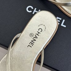 CHANE*|小香经典双C夹脚平底人字拖鞋夏日的温柔贵气感皮面蝴蝶结轻落脚背双C金标藏着法式浪漫小羊皮贴 CHANE*|小香经典双C夹脚平底人字拖鞋夏日的温柔贵气感皮面蝴蝶结轻落脚背双C金标藏着法式浪漫小羊皮贴