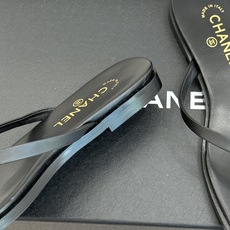 CHANE*|小香经典双C夹脚平底人字拖鞋夏日的温柔贵气感双C金标藏着法式浪漫小羊皮贴肤软得像云朵平底暴 CHANE*|小香经典双C夹脚平底人字拖鞋夏日的温柔贵气感双C金标藏着法式浪漫小羊皮贴肤软得像云朵平底暴
