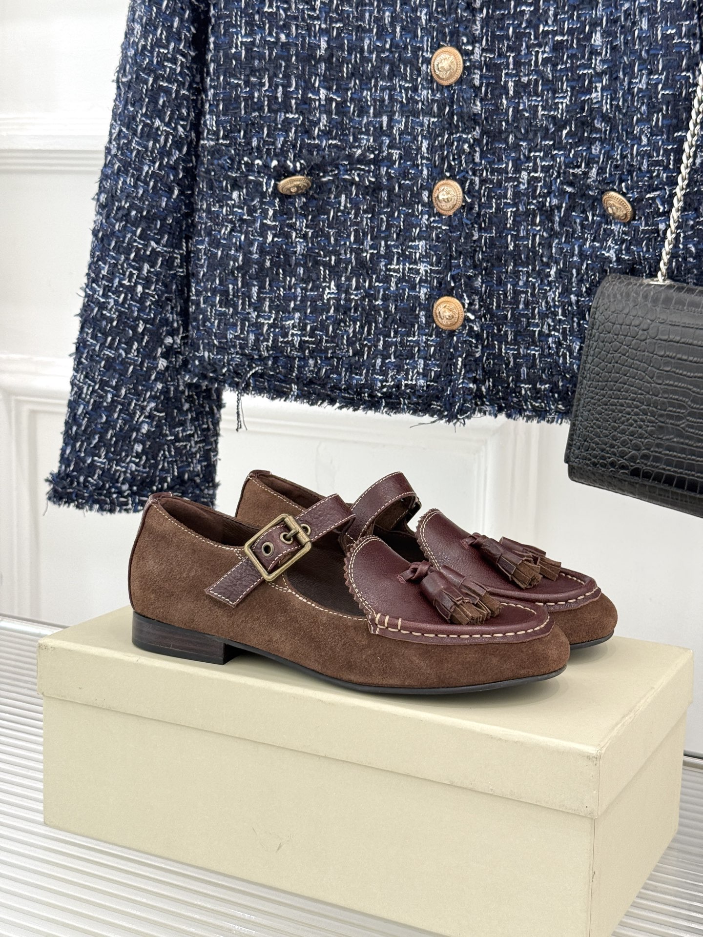 NO:868516,Unfolio 26WF new retro tassel flat Mary Jane shoes are the favorite of French sweet girls. The classic round toe gently modifies the foot shape. Smart tassels sway with every step. Imported cowhide leather has a delicate texture. The sheepskin lining is skin-friendly and breathable. The Velcro design is easy to put on and take off. The rubber flat bottom is stress-free. Beige milk fufu is super healing. The brown style has a retro atmosphere. Paired with a pleated skirt, it is college style. Paired with jeans, it is casual and artistic. Suitable for library cafes.  There is no pressure in daily commuting. There are no unnecessary decorations. Only the right sophistication is left. Easily wear French laziness. These are the shoes you should have in spring and summer. Size35-39 (40 customized) No. 82520260531, mary jane, skirts, jeans, cowhide, sheepskin19860909Unfolio 26WF新品复古流苏 平底玛丽珍鞋 法式甜妹的心头好 经典圆头温柔修饰脚型 灵动流苏随步履摇曳 进口牛皮质感细腻 羊皮内里亲肤又透气 魔术贴设计穿脱便捷 橡胶平底暴走无压力 米白色调奶fufu超治愈 棕色款复古氛围感 搭百褶裙是学院风 配牛仔裤随性又文艺 图书馆咖啡馆适配 日常通勤也毫无压力 没有多余装饰堆砌 只留恰到好处的精致 轻松穿出法式慵懒 这才是春夏该有的鞋 size35-39（40定制） 编号82520260531,玛丽珍,mary jane,skirts,jeans,cowhide,sheepskin,Women's Shoes
