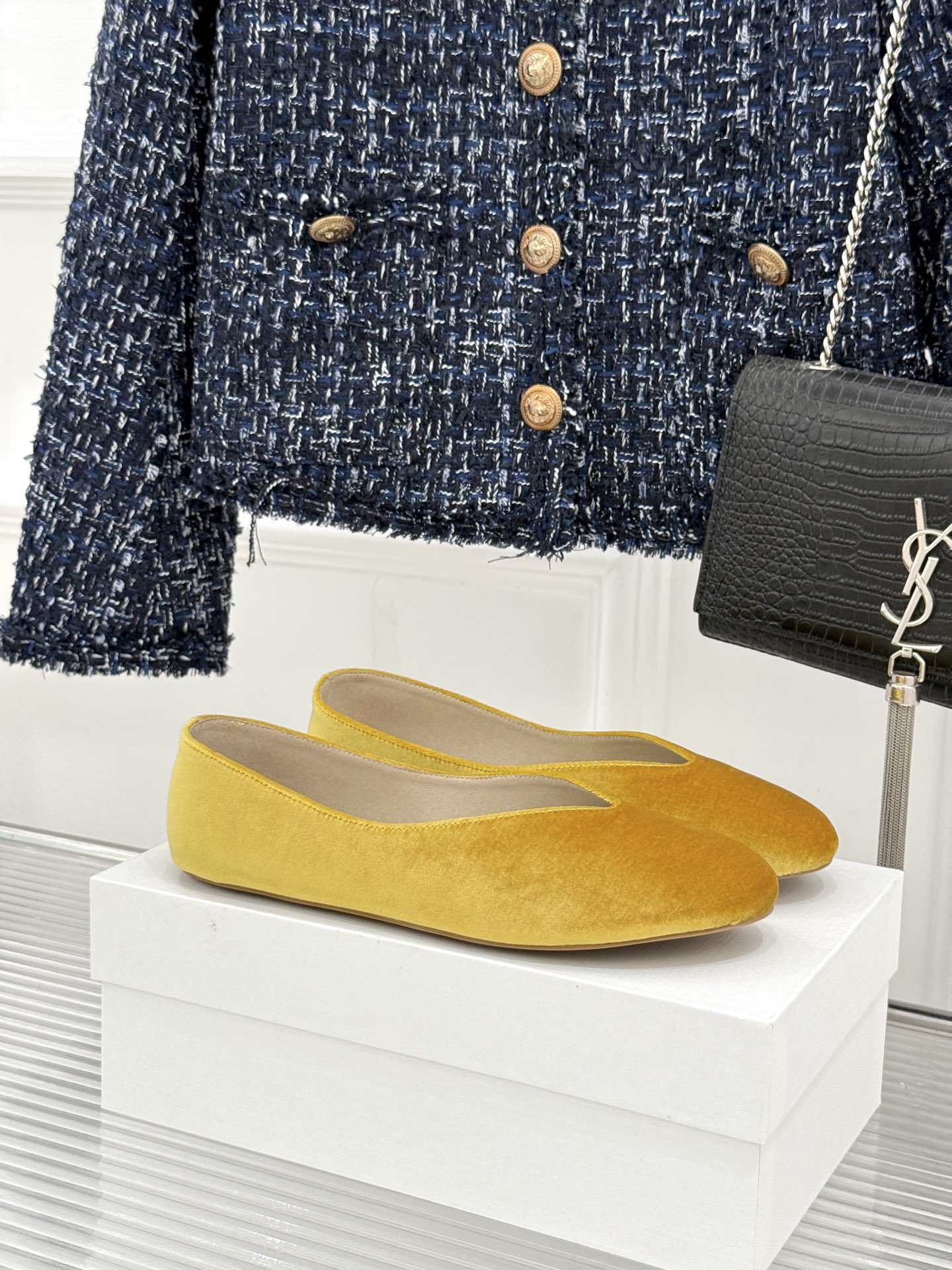 NO:868500,The Row 26WF new product is minimalist and retro, slip-on flat granny shoes. The Row is the ultimate relaxation of old money. Luxury is carved into every stitch. The sense of luxury without logo is the most attractive. Imported lambskin is as soft as clouds. It does not wear barefoot at all. The slip-on design makes lazy people happy. The retro round toe accommodates all foot types. The 1cm flat bottom can walk all day long without getting tired. The Italian genuine leather outsole has a full texture.  Pair it with jeans for a casual intellectual style. Pair it with a dress and you will instantly become a soft French beauty. You never need to shout about the confidence of old money. The simpler, the more it will stand the test of time. This pair will become the most frequently worn pair of shoes in your shoe cabinet. Those who understand will naturally understand!  The fabric is made of original customized material. The lining and toes are all made of sheepskin. The original molded rubber outsole is size 35-39 (customized 40/41). No. 93620601, loafers, loafers, skirts, jeans, sheepskin, Leather soles.19860909The Row 26WF新品极简复古 一脚蹬平底奶奶鞋单鞋 The Row 老钱的终极松弛 把静奢刻进每一道缝线 无logo的高级感最动人 进口小羊皮软得像云朵 光脚穿也完全不磨脚 一脚蹬设计懒人狂喜 复古圆头包容所有脚型 1cm平底暴走一整天不累 意大利真皮大底质感拉满 配牛仔裤是随性知识分子风 搭连衣裙秒变温柔法式美人 老钱的底气从来不用喊 越简单越经得起时间考验 这双会成为你鞋柜里 穿得最频繁的那双鞋 懂的人自然会懂！ 面料采用原版定制材质 内里踮脚均为羊皮 原版开模橡胶大底 size35-39（40/41定制） 编号93620601,乐福鞋,loafers,skirts,jeans,sheepskin,Leather soles,Women's Shoes