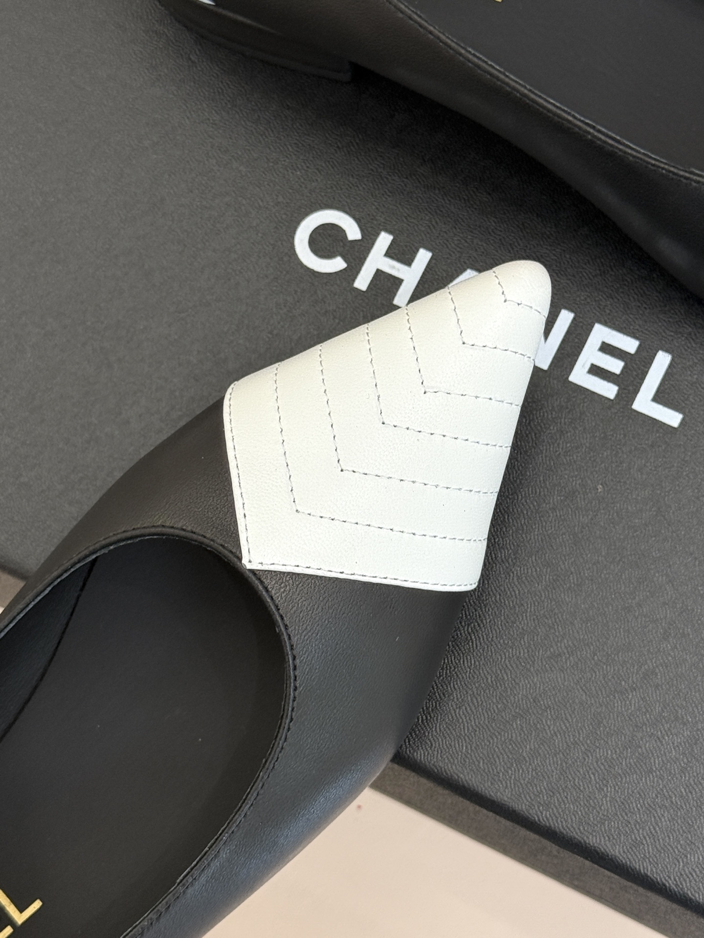 CHANE*|小香26A新品拼色双C尖头平底单鞋26A早秋王炸拼色单鞋撞色拼接自带高级氛围感双C暗纹低调 CHANE*|小香26A新品拼色双C尖头平底单鞋26A早秋王炸拼色单鞋撞色拼接自带高级氛围感双C暗纹低调