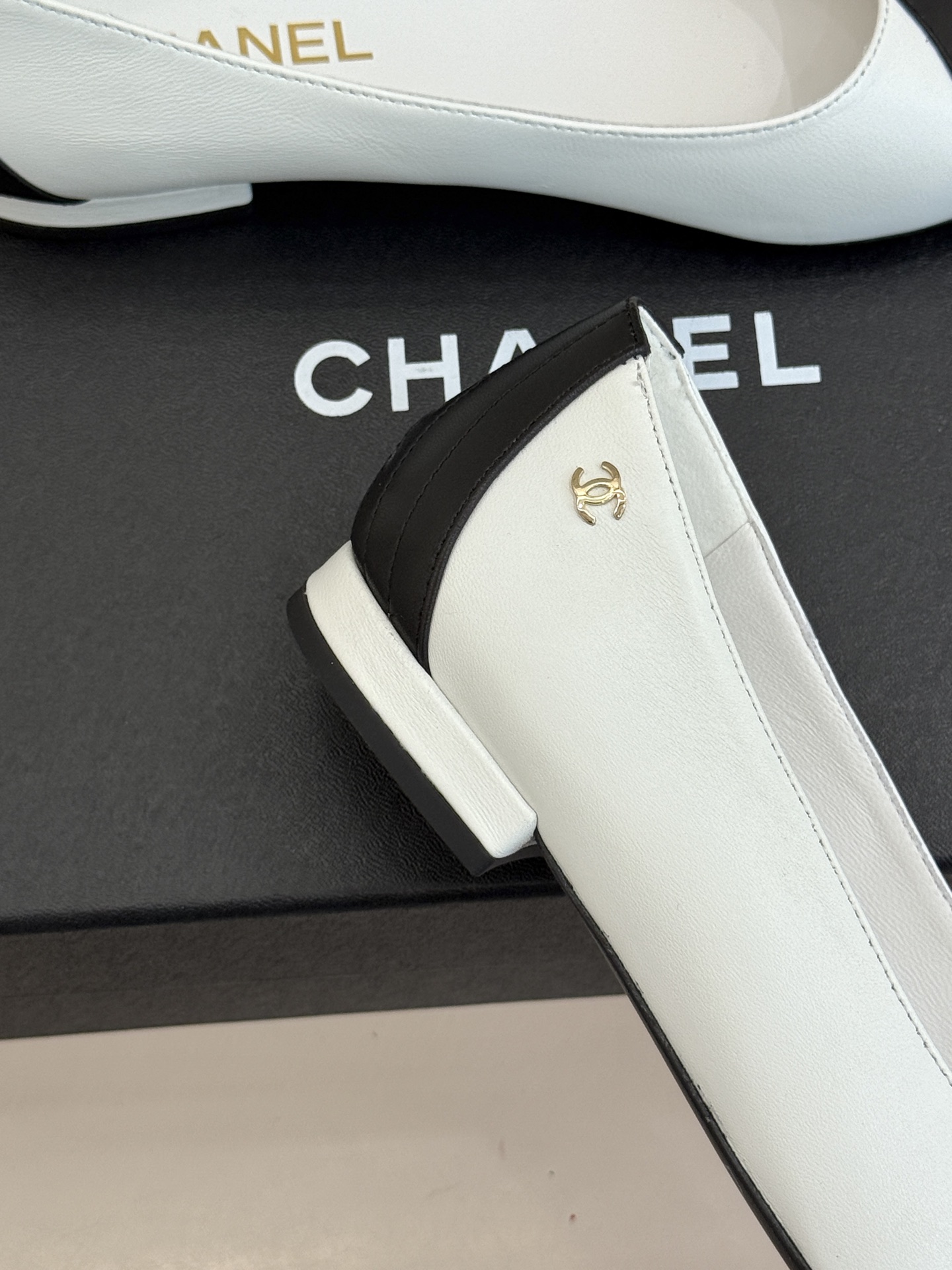 CHANE*|小香26A新品拼色双C尖头平底单鞋26A早秋王炸拼色单鞋撞色拼接自带高级氛围感双C暗纹低调 CHANE*|小香26A新品拼色双C尖头平底单鞋26A早秋王炸拼色单鞋撞色拼接自带高级氛围感双C暗纹低调