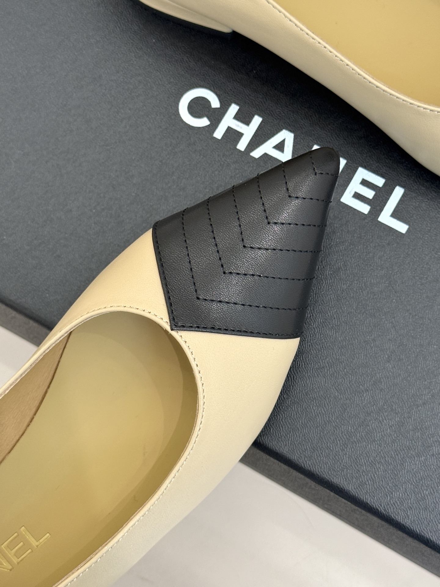 CHANE*|小香26A新品拼色双C尖头平底单鞋26A早秋王炸拼色单鞋撞色拼接自带高级氛围感双C暗纹低调 CHANE*|小香26A新品拼色双C尖头平底单鞋26A早秋王炸拼色单鞋撞色拼接自带高级氛围感双C暗纹低调