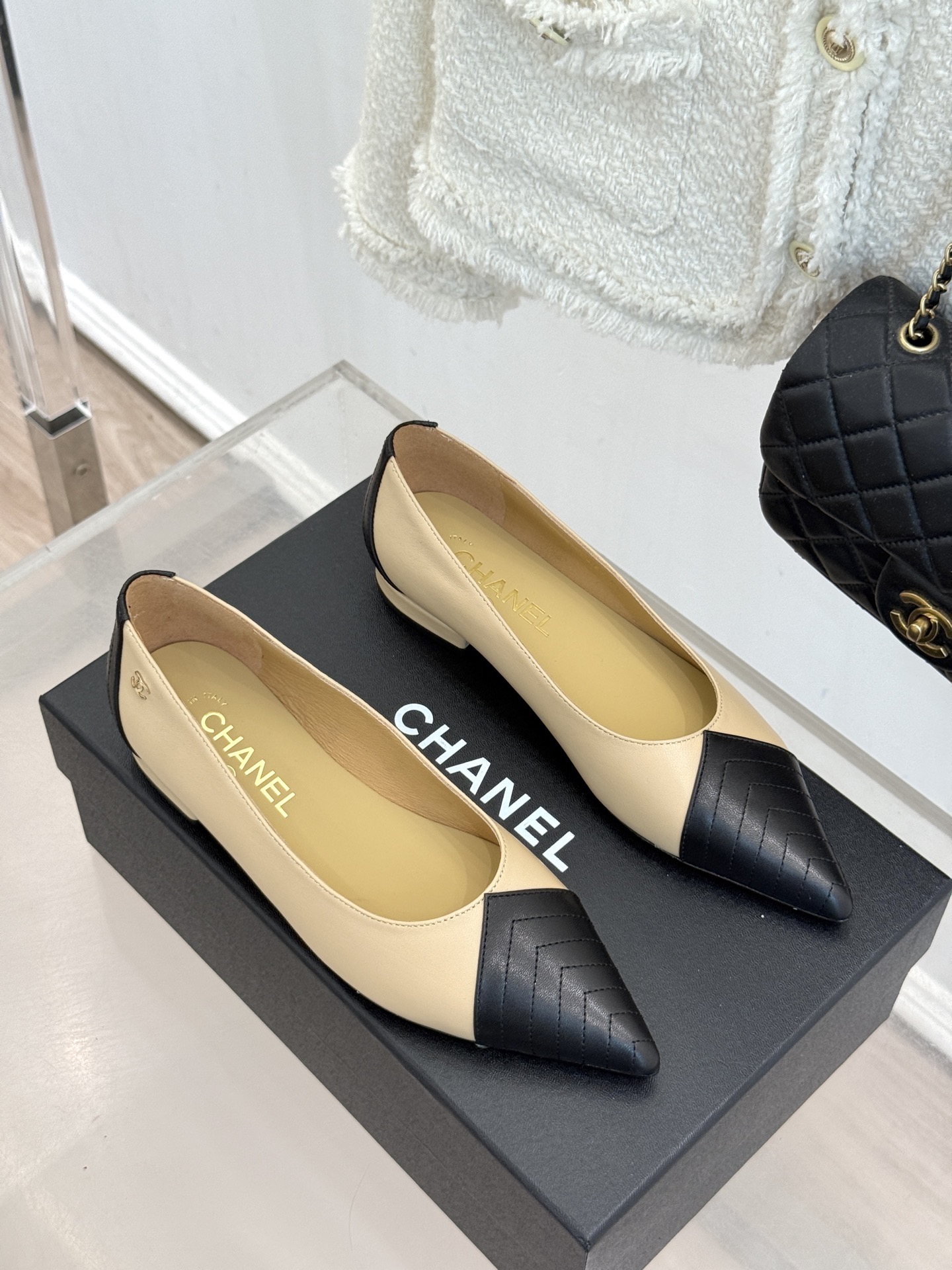 CHANE*|小香26A新品拼色双C尖头平底单鞋26A早秋王炸拼色单鞋撞色拼接自带高级氛围感双C暗纹低调 CHANE*|小香26A新品拼色双C尖头平底单鞋26A早秋王炸拼色单鞋撞色拼接自带高级氛围感双C暗纹低调
