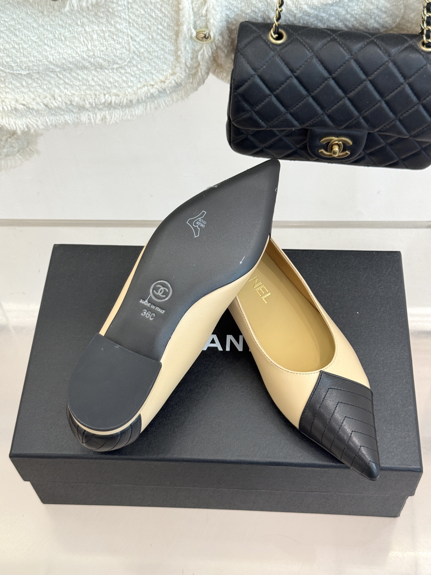 CHANE*|小香26A新品拼色双C尖头平底单鞋26A早秋王炸拼色单鞋撞色拼接自带高级氛围感双C暗纹低调 CHANE*|小香26A新品拼色双C尖头平底单鞋26A早秋王炸拼色单鞋撞色拼接自带高级氛围感双C暗纹低调