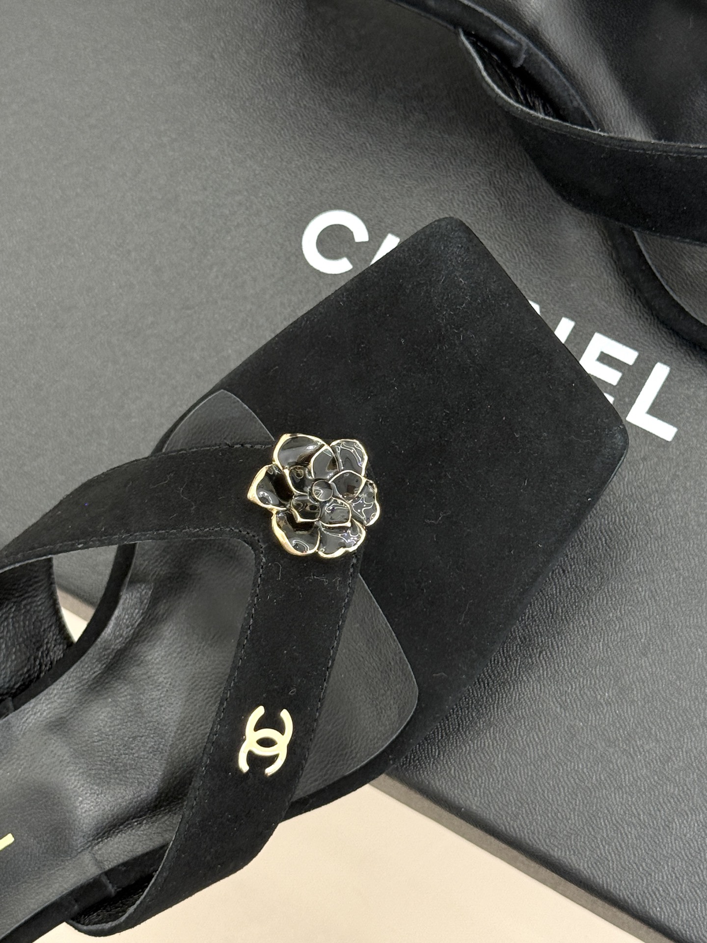 CHANE*|小香26A新品双C山茶花方头高跟拖鞋立体山茶花绽放在足尖双C暗纹藏着品牌灵魂复古方头勾勒优 CHANE*|小香26A新品双C山茶花方头高跟拖鞋立体山茶花绽放在足尖双C暗纹藏着品牌灵魂复古方头勾勒优