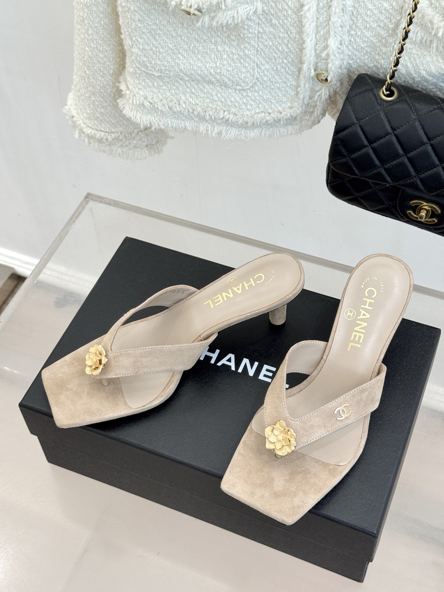 CHANE*|小香26A新品双C山茶花方头高跟拖鞋立体山茶花绽放在足尖双C暗纹藏着品牌灵魂复古方头勾勒优 CHANE*|小香26A新品双C山茶花方头高跟拖鞋立体山茶花绽放在足尖双C暗纹藏着品牌灵魂复古方头勾勒优