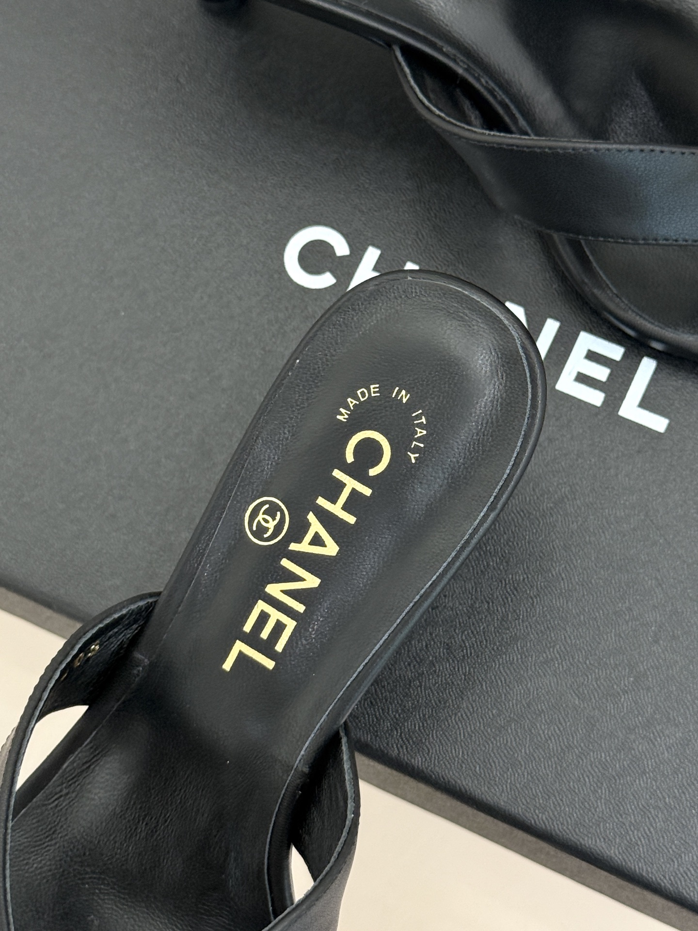 CHANE*|小香26A新品双C山茶花方头高跟拖鞋立体山茶花绽放在足尖双C暗纹藏着品牌灵魂复古方头勾勒优 CHANE*|小香26A新品双C山茶花方头高跟拖鞋立体山茶花绽放在足尖双C暗纹藏着品牌灵魂复古方头勾勒优