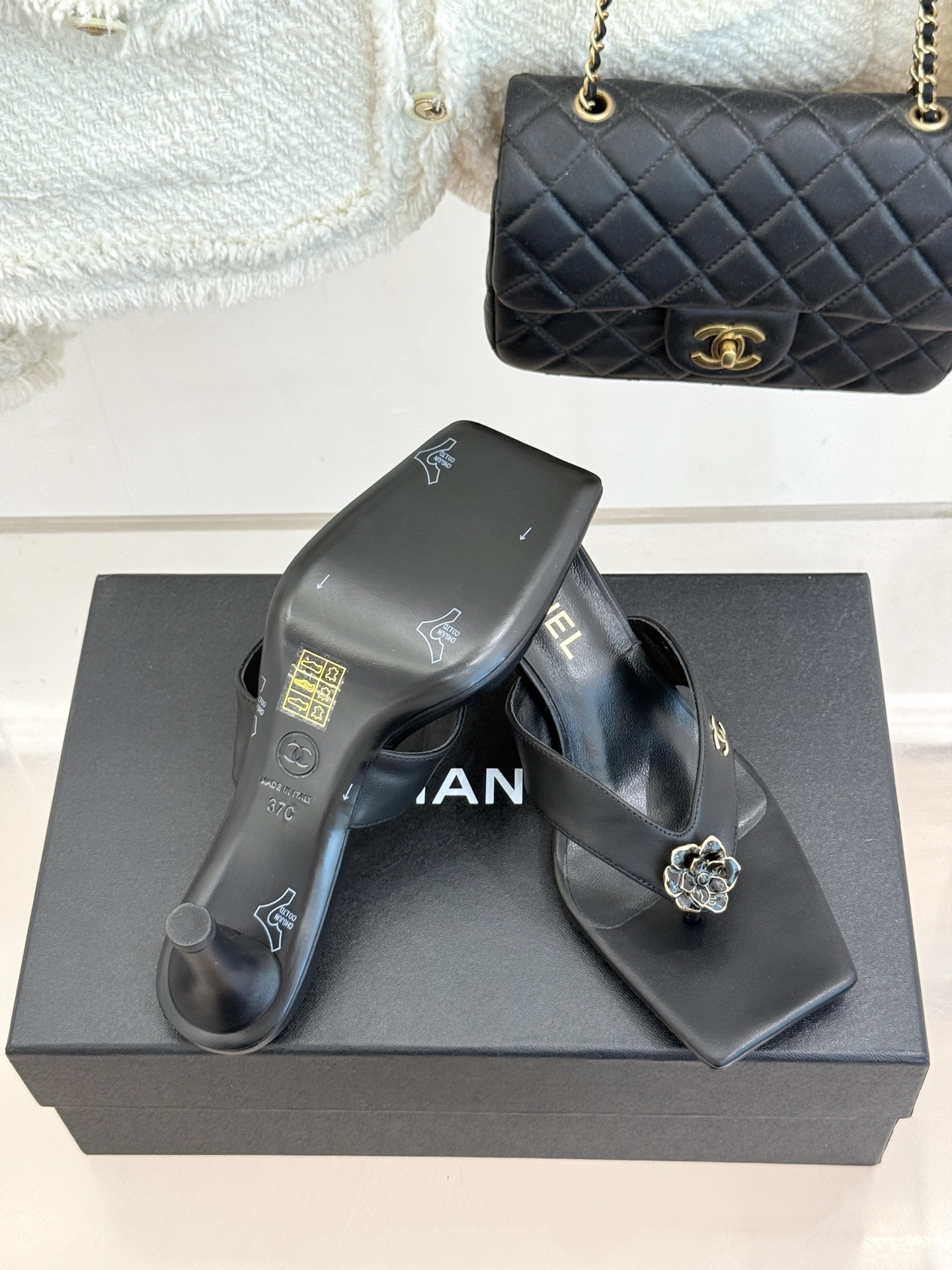 CHANE*|小香26A新品双C山茶花方头高跟拖鞋立体山茶花绽放在足尖双C暗纹藏着品牌灵魂复古方头勾勒优 CHANE*|小香26A新品双C山茶花方头高跟拖鞋立体山茶花绽放在足尖双C暗纹藏着品牌灵魂复古方头勾勒优
