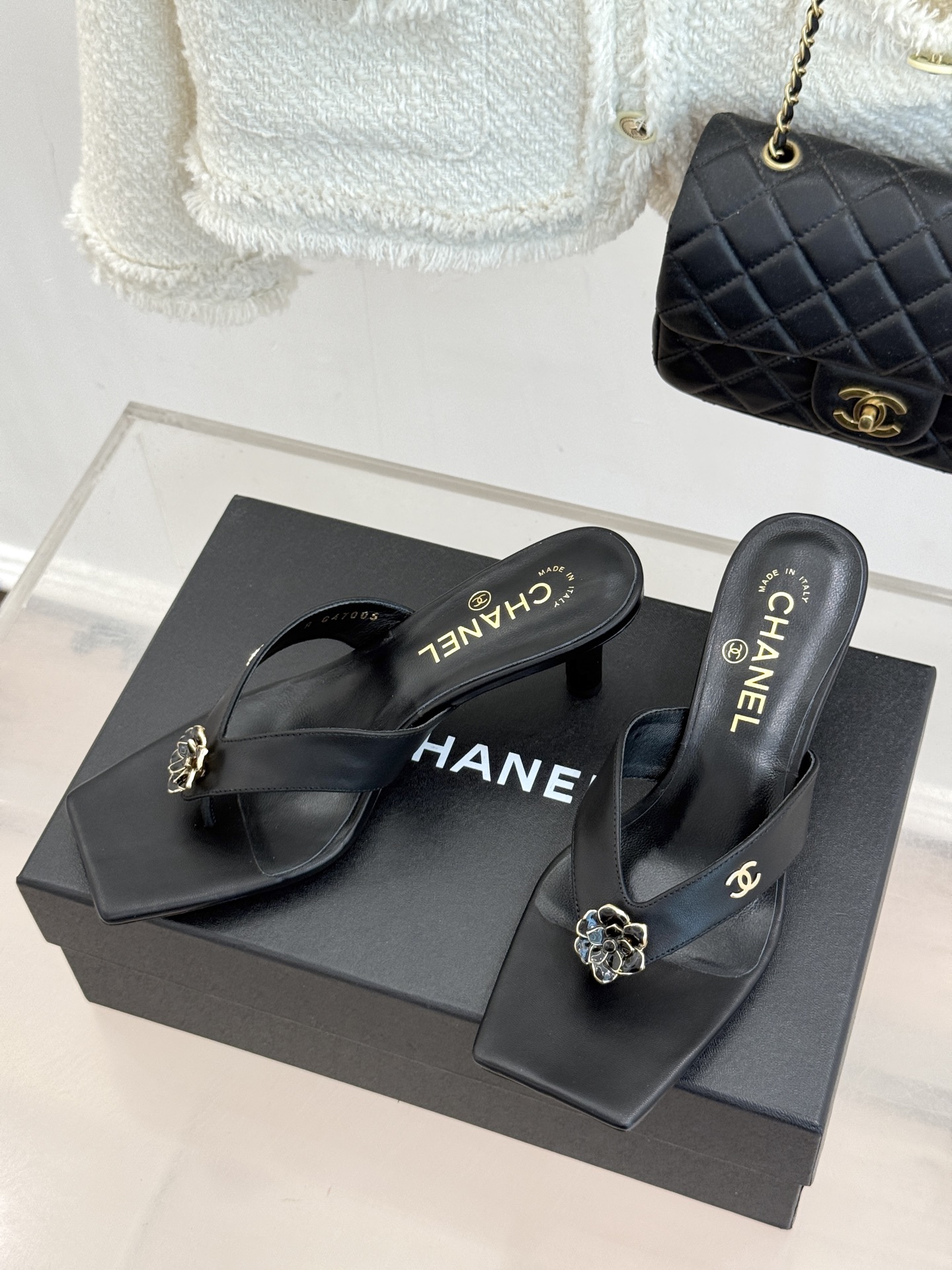 CHANE*|小香26A新品双C山茶花方头高跟拖鞋立体山茶花绽放在足尖双C暗纹藏着品牌灵魂复古方头勾勒优 CHANE*|小香26A新品双C山茶花方头高跟拖鞋立体山茶花绽放在足尖双C暗纹藏着品牌灵魂复古方头勾勒优