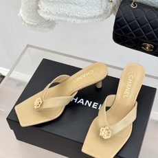 CHANE*|小香26A新品双C山茶花方头高跟拖鞋立体山茶花绽放在足尖双C暗纹藏着品牌灵魂复古方头勾勒优 CHANE*|小香26A新品双C山茶花方头高跟拖鞋立体山茶花绽放在足尖双C暗纹藏着品牌灵魂复古方头勾勒优