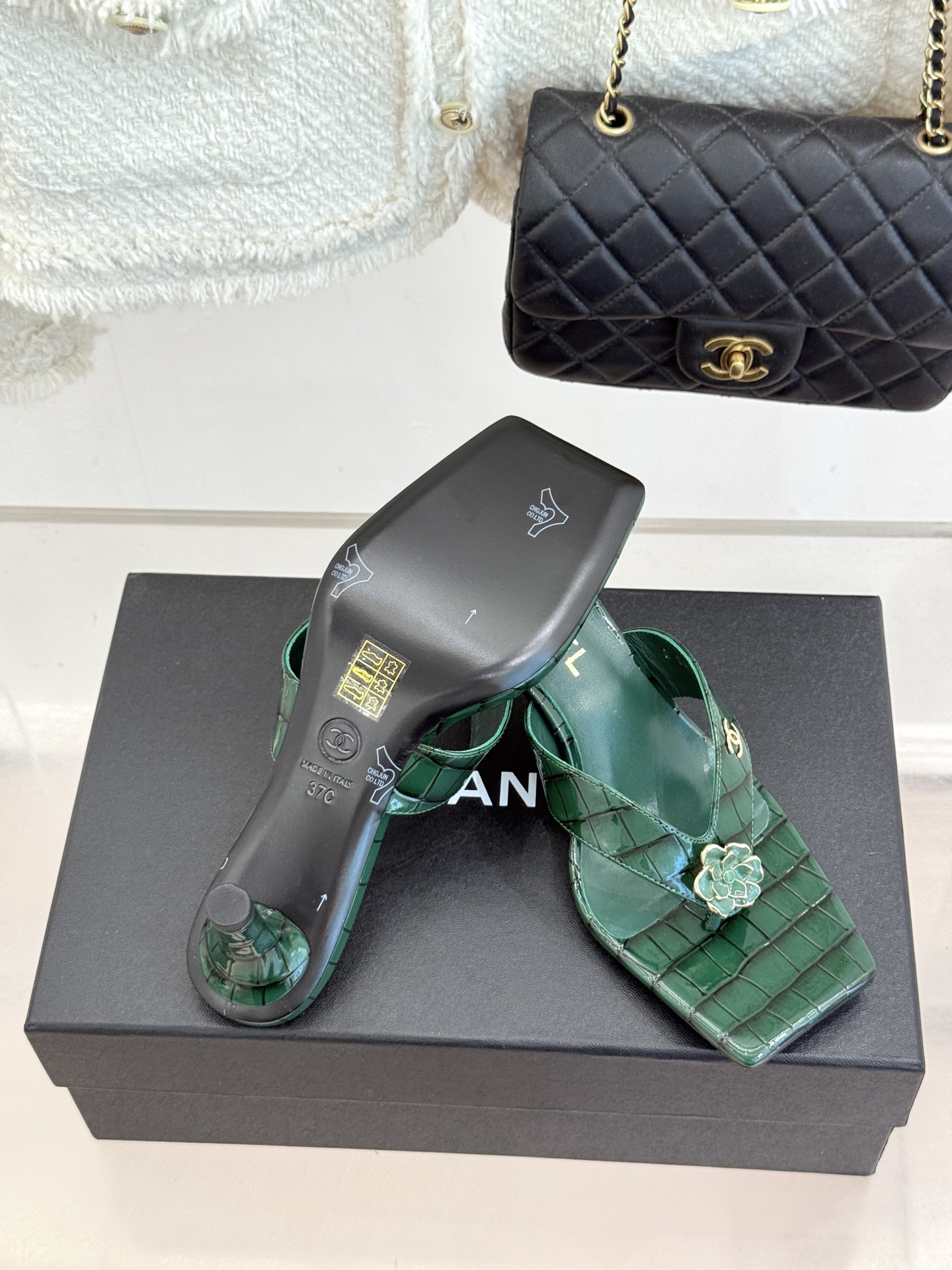 CHANE*|小香26A新品双C山茶花方头高跟拖鞋立体山茶花绽放在足尖双C暗纹藏着品牌灵魂复古方头勾勒优 CHANE*|小香26A新品双C山茶花方头高跟拖鞋立体山茶花绽放在足尖双C暗纹藏着品牌灵魂复古方头勾勒优