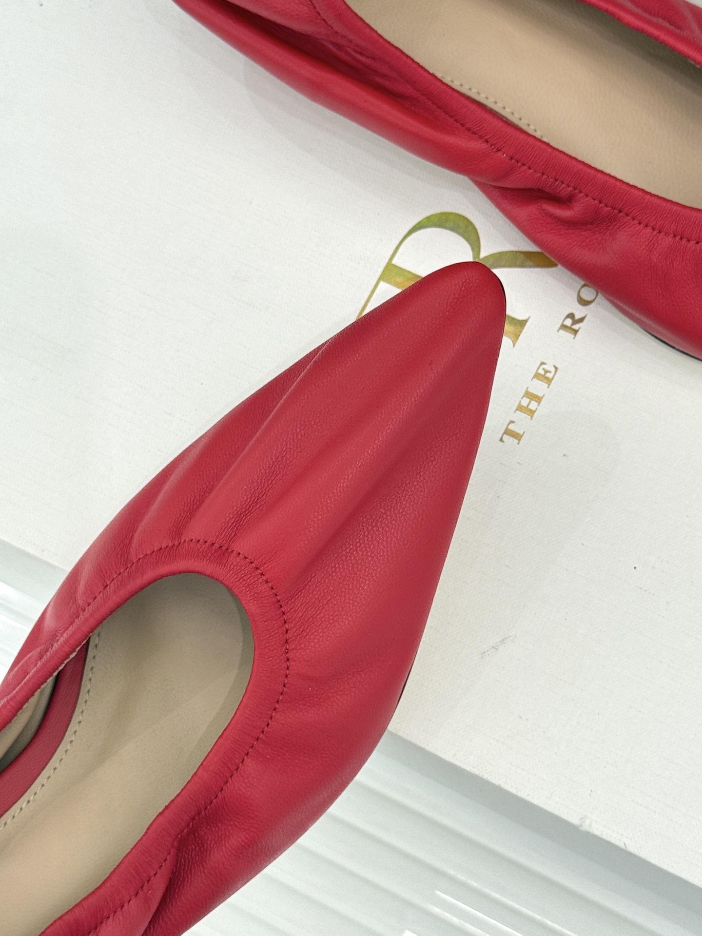 The Row26WF新品极简复古老钱风尖头猫跟单鞋老钱美学的极致表达意大利顶级小羊皮精制细腻纹理自带高 The Row26WF新品极简复古老钱风尖头猫跟单鞋老钱美学的极致表达意大利顶级小羊皮精制细腻纹理自带高