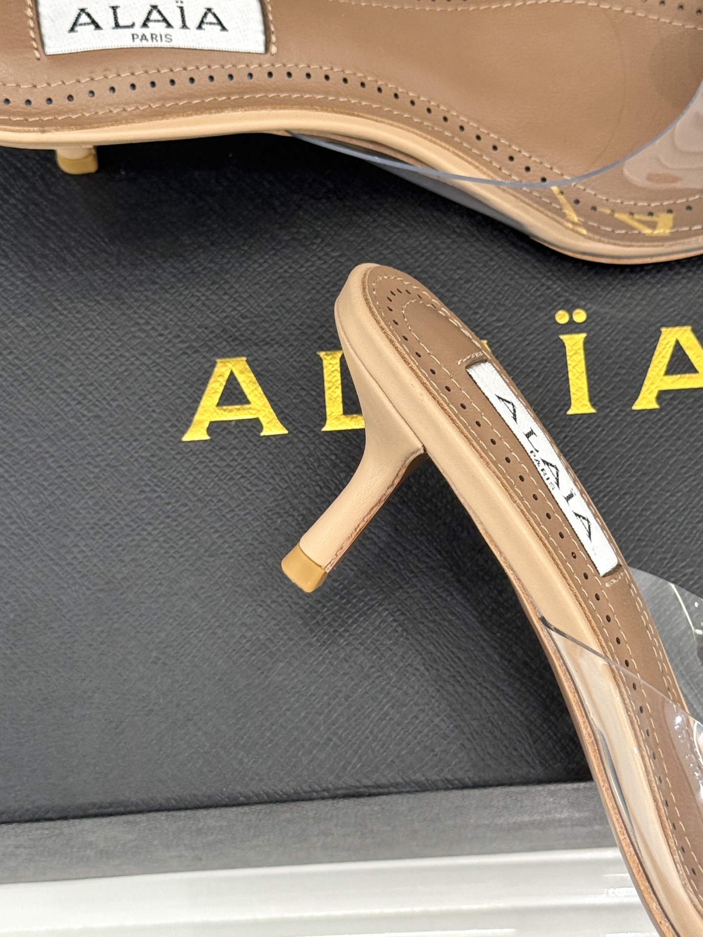 ALAÏA/阿莱亚26WF新品走秀胶片花卉系列尖头高跟凉鞋拖鞋朦胧胶片晕染花卉诗意尖头线条锋利又柔美高跟